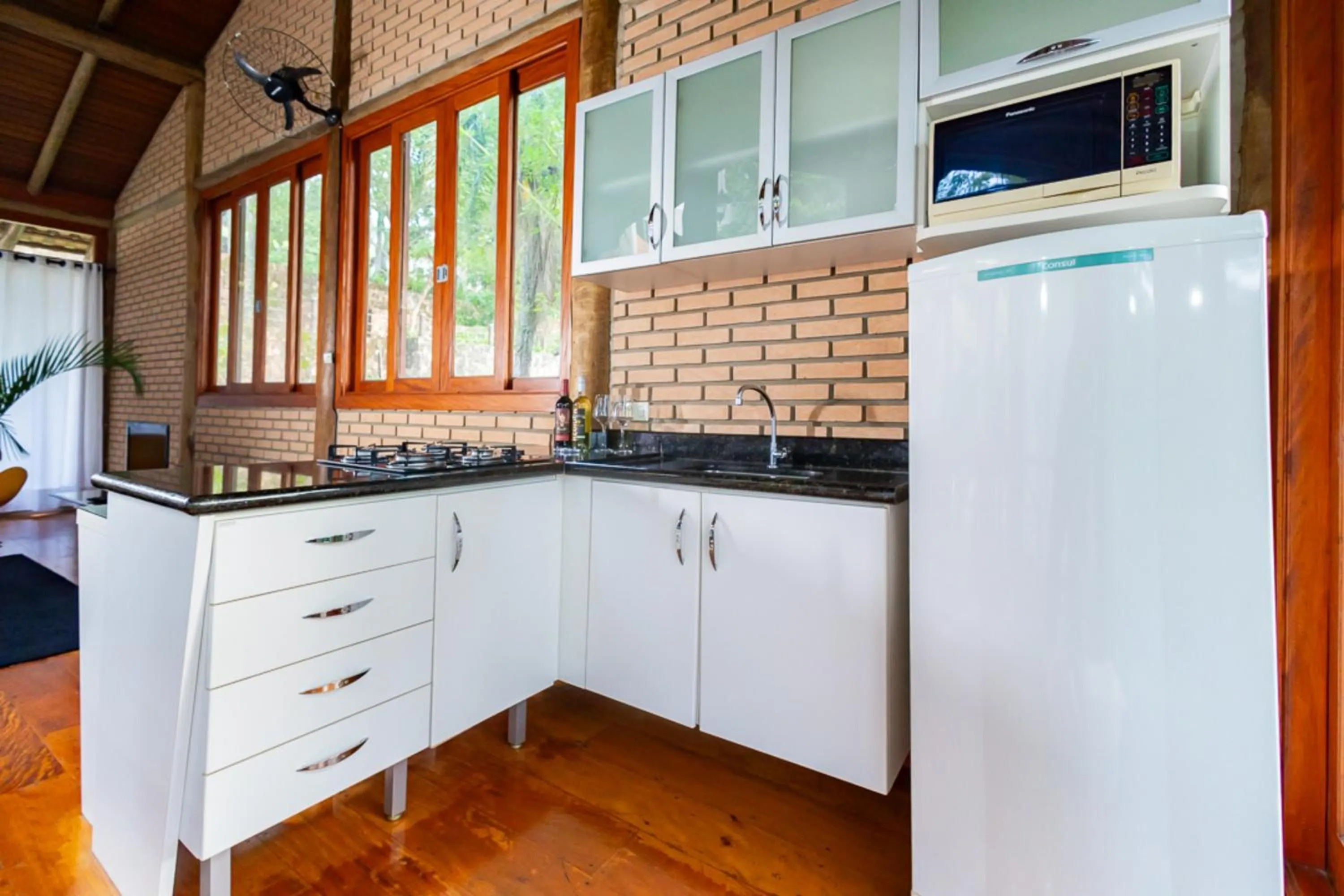 Kitchen or kitchenette in Putini Pousada e Hotel by OYO