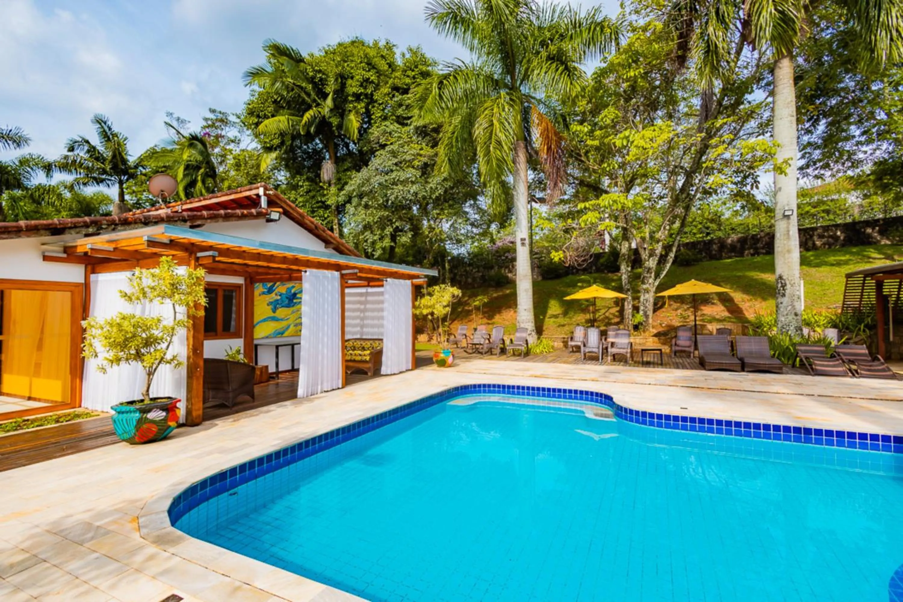 Swimming pool in Putini Pousada e Hotel by OYO