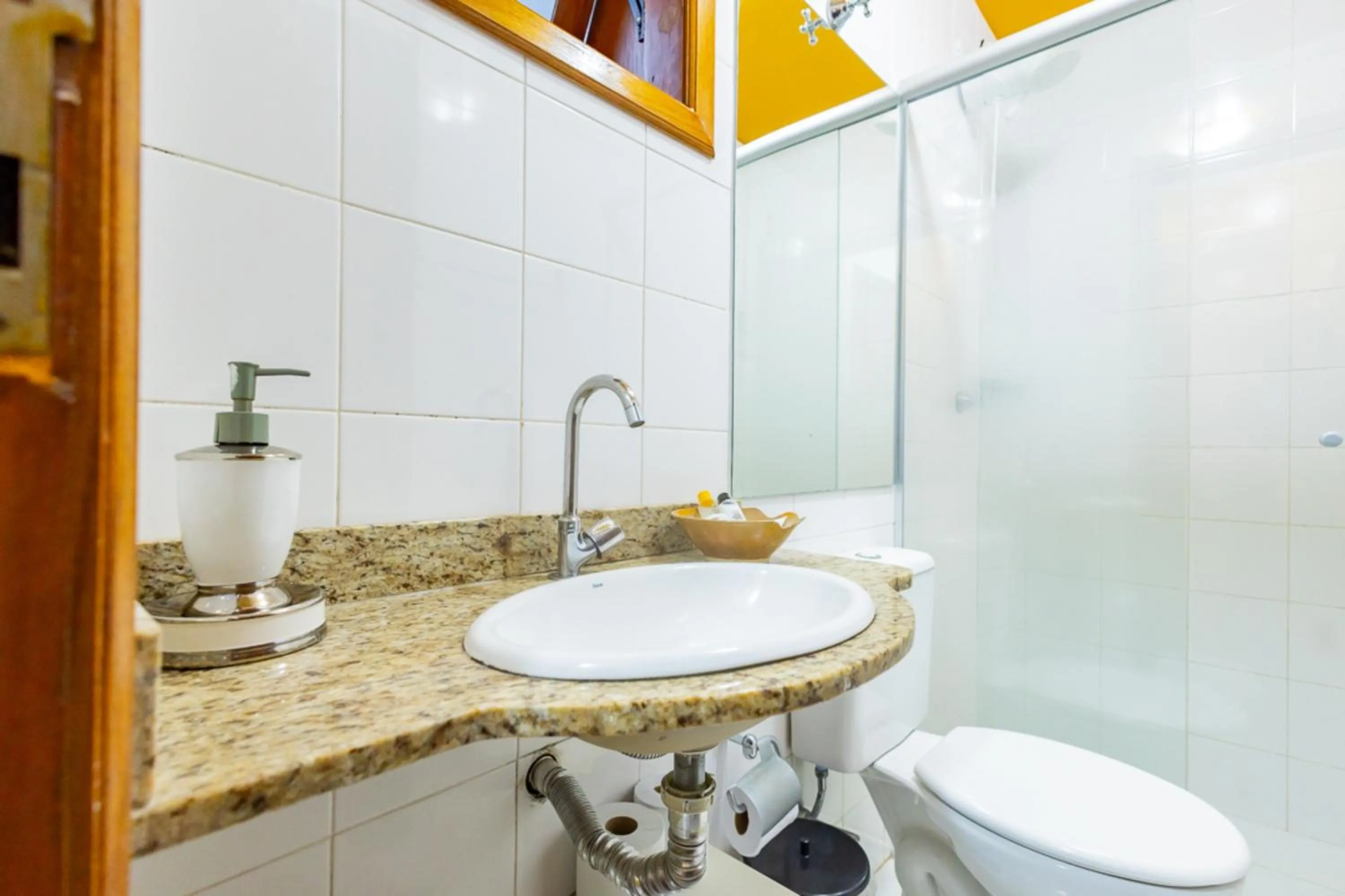 Bathroom in Putini Pousada e Hotel by OYO