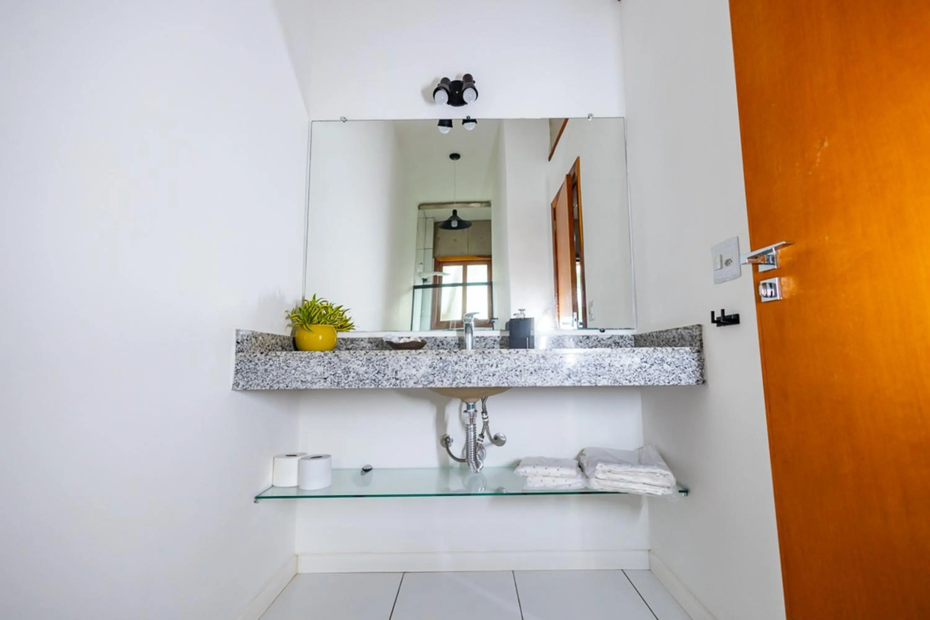 Bathroom in Putini Pousada e Hotel by OYO