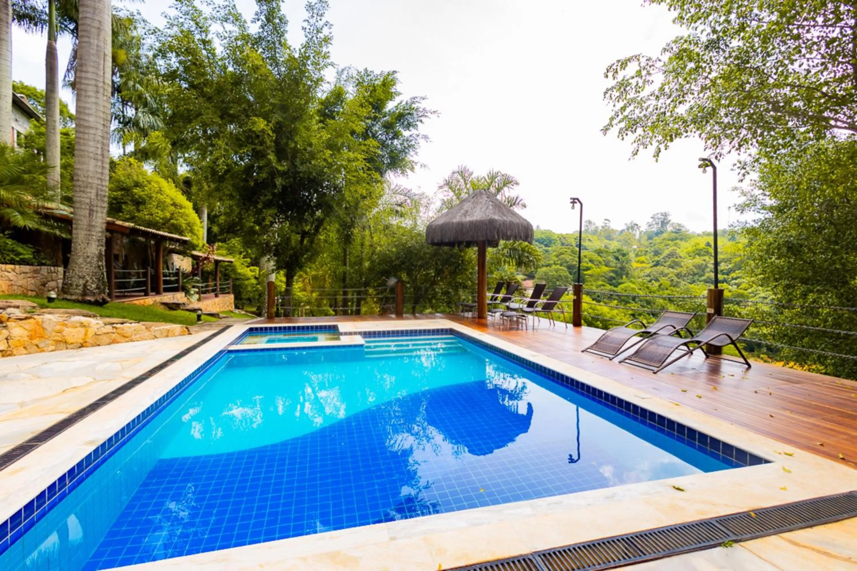 Swimming pool in Putini Pousada e Hotel by OYO
