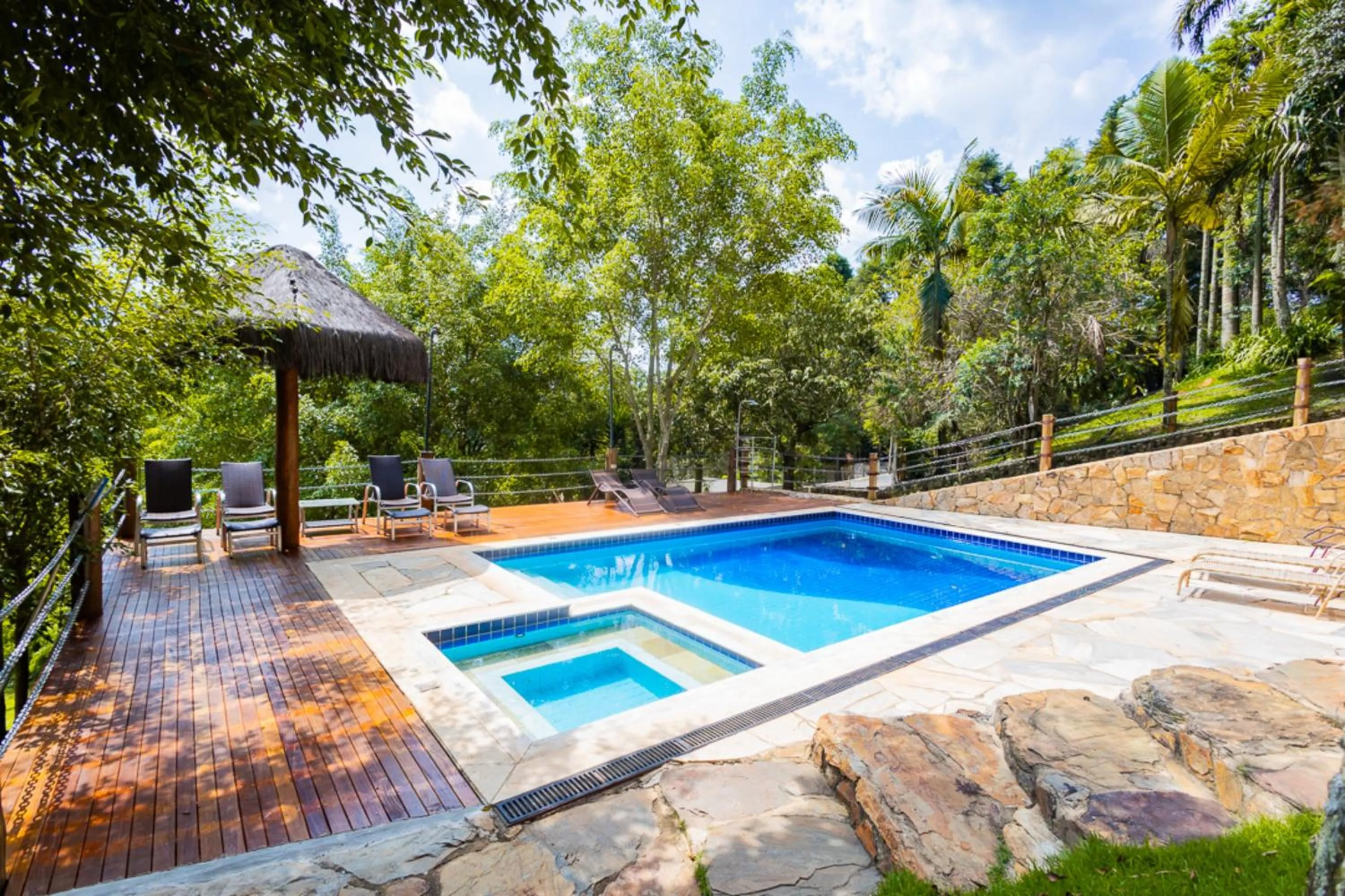 Swimming pool in Putini Pousada e Hotel by OYO