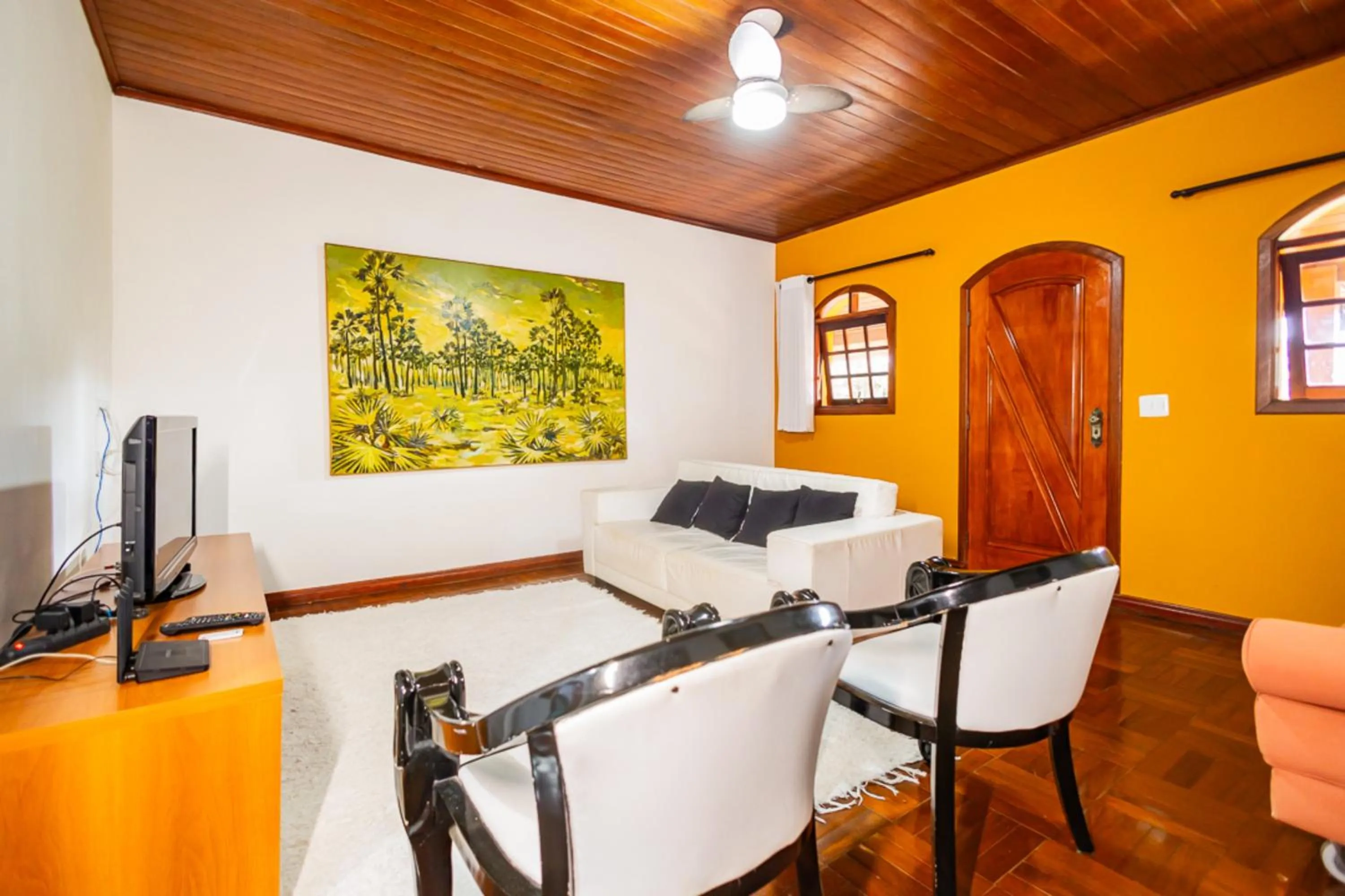 TV and multimedia in Putini Pousada e Hotel by OYO