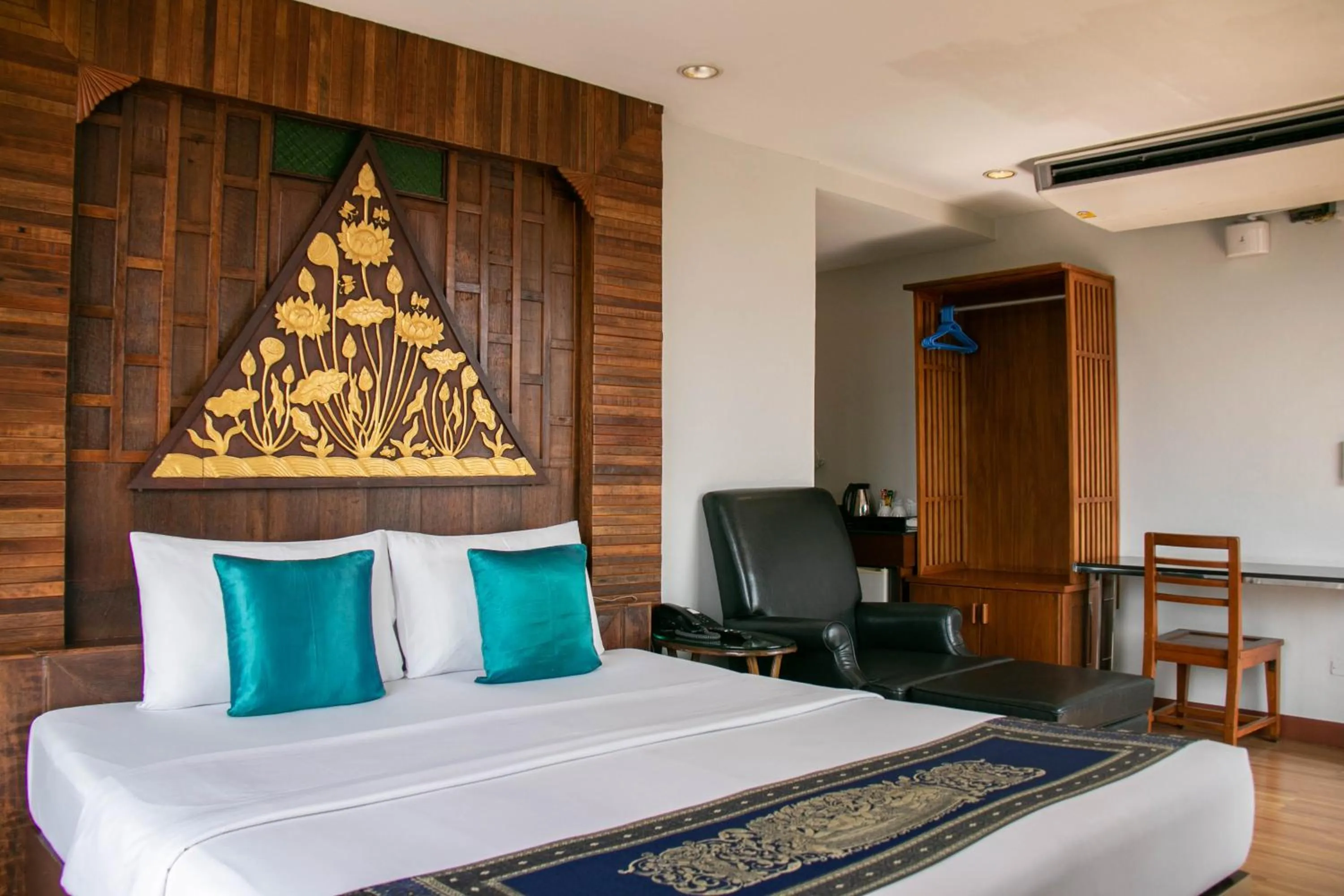 Bed in Lamphu Tree House Boutique Hotel