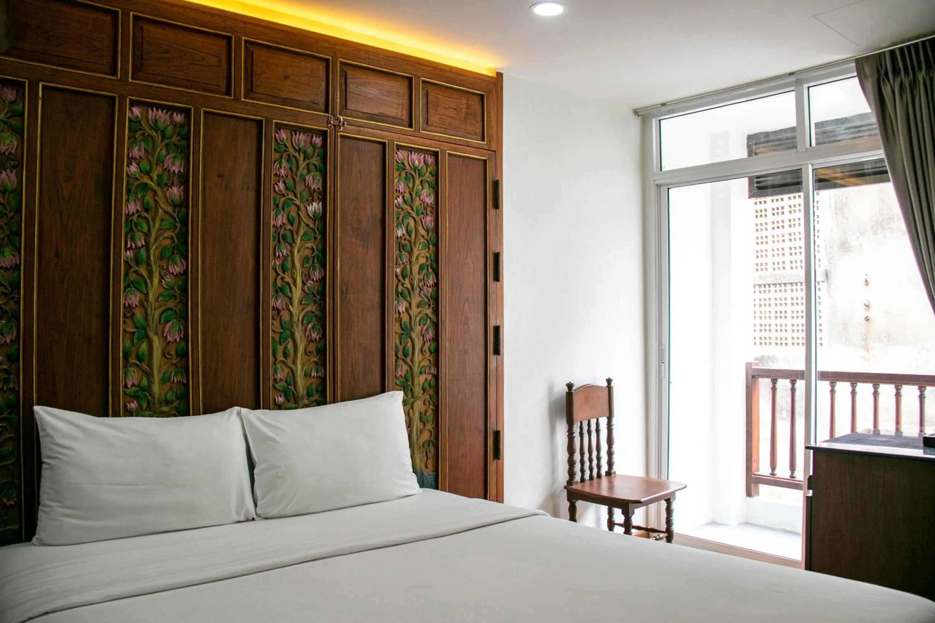 Photo of the whole room, Bed in Lamphu Tree House Boutique Hotel
