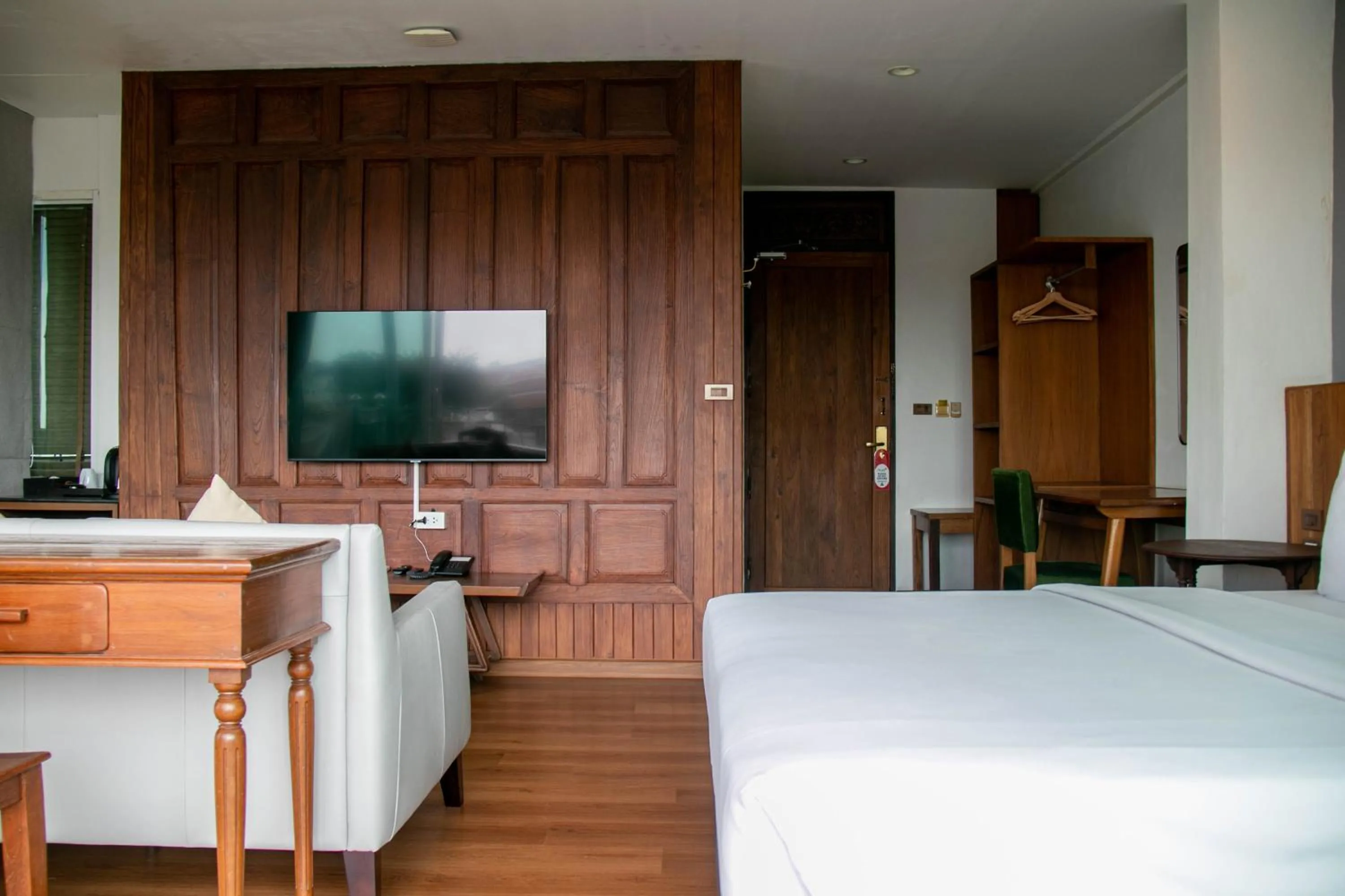 Communal lounge/ TV room, Bed in Lamphu Tree House Boutique Hotel
