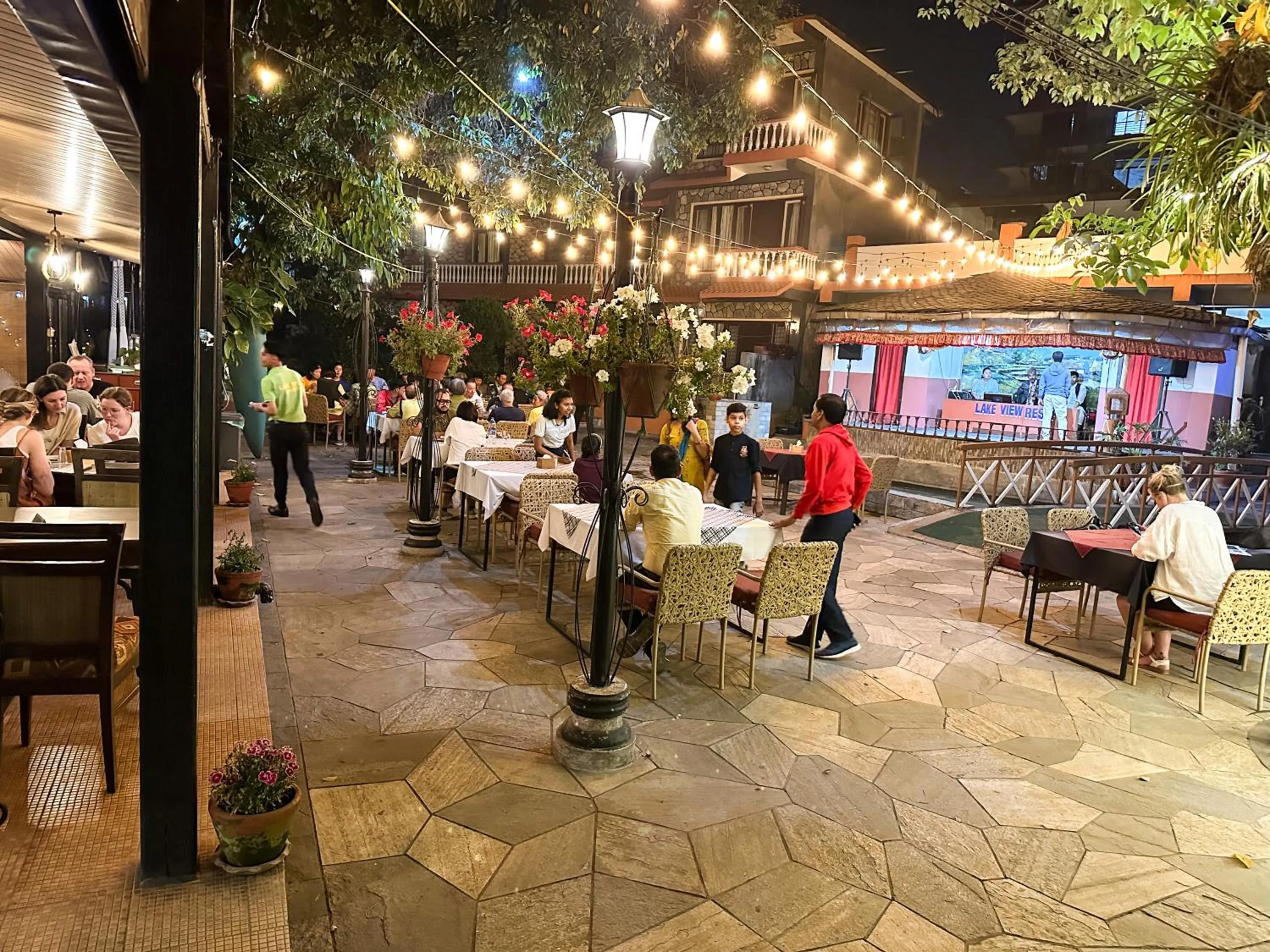 Restaurant/places to eat in Lake View Resort