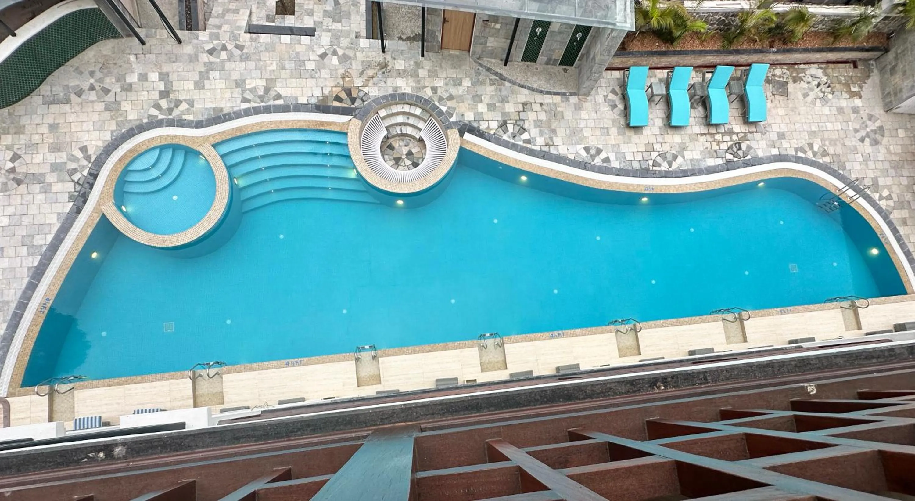 Swimming pool in Lake View Resort