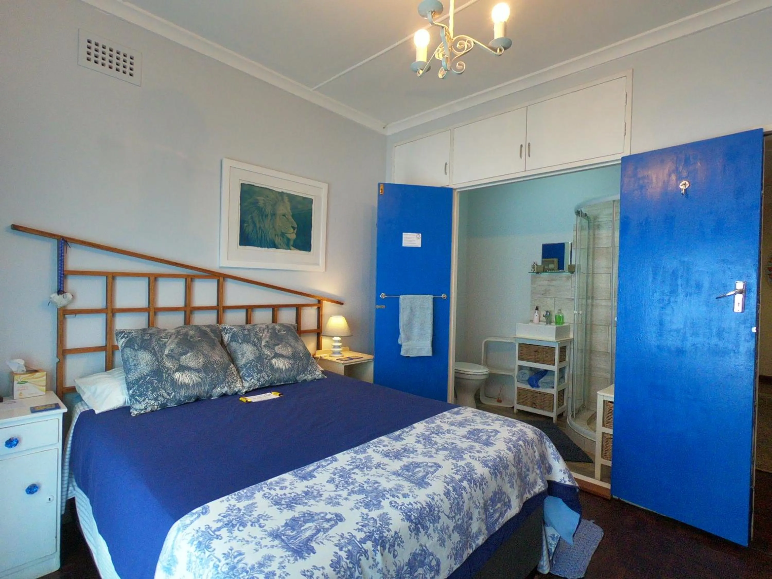 Photo of the whole room, Bed in Leo's Den