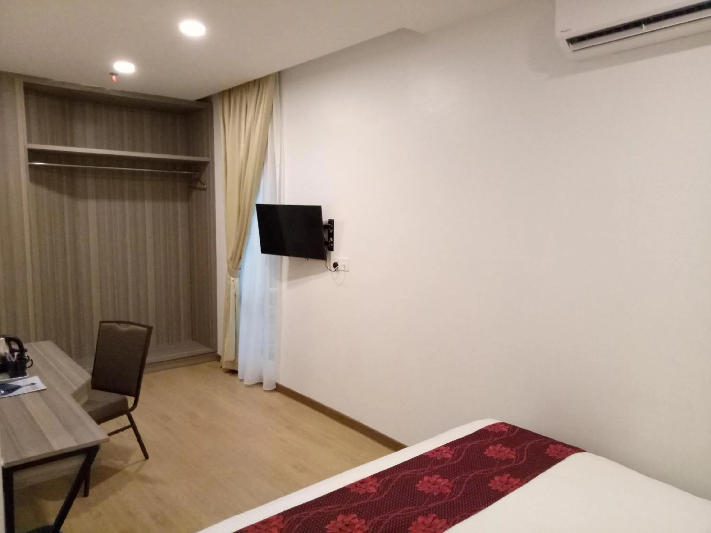 Bedroom, Bed in Signature International Hotel China Town