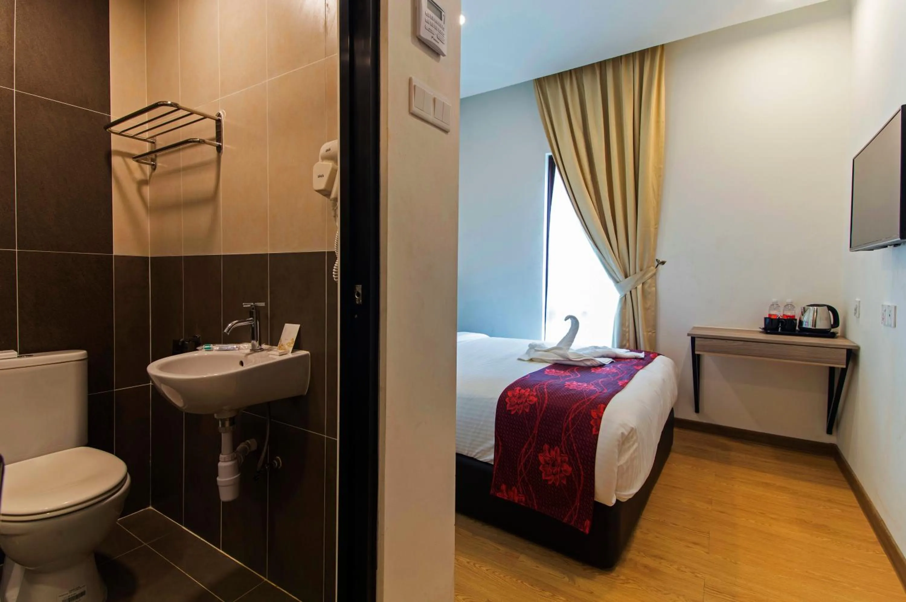 Toilet, Bed in Signature International Hotel China Town