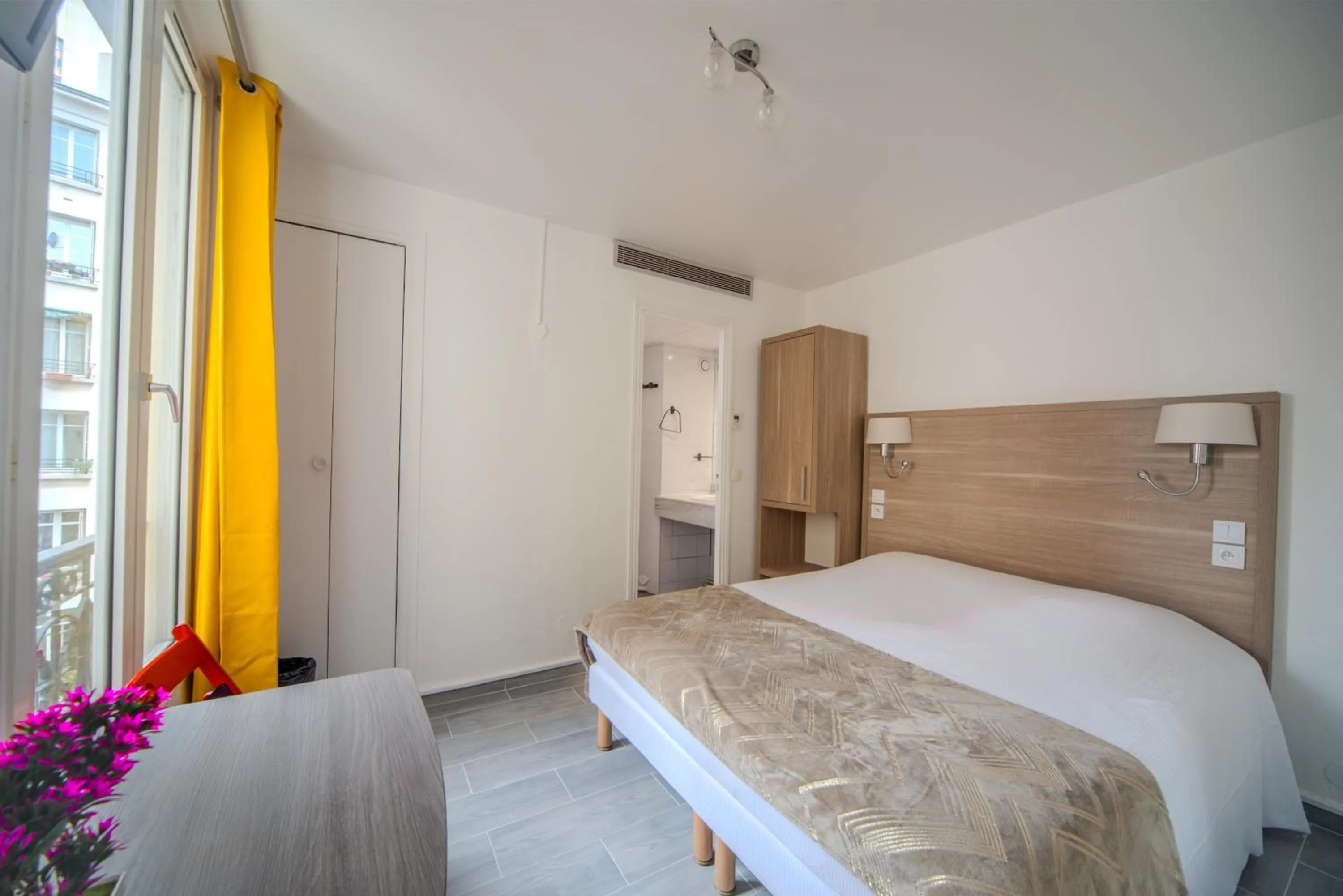 Bed in Casa Serena Paris Hôtel