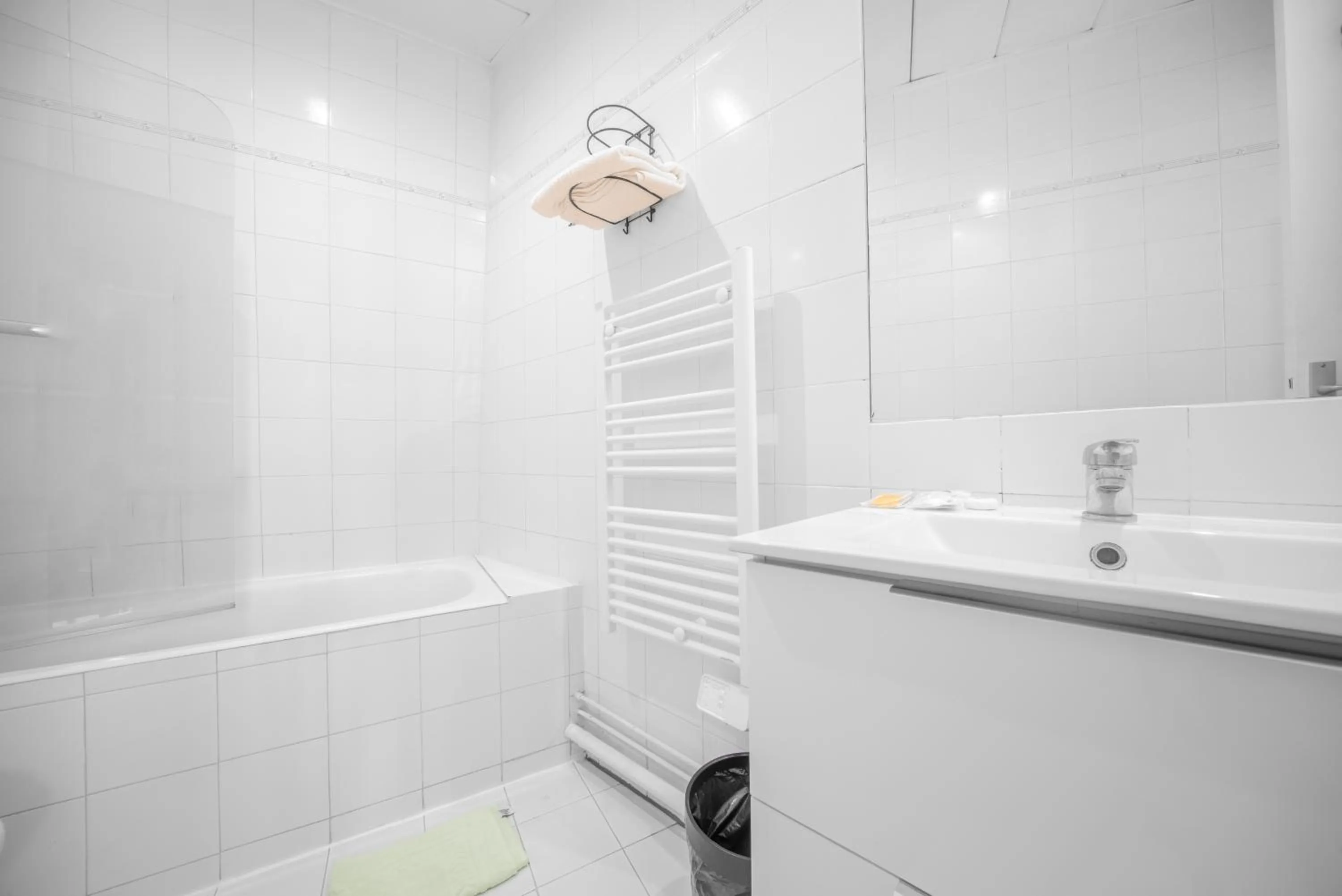 Bathroom in Casa Serena Paris Hôtel