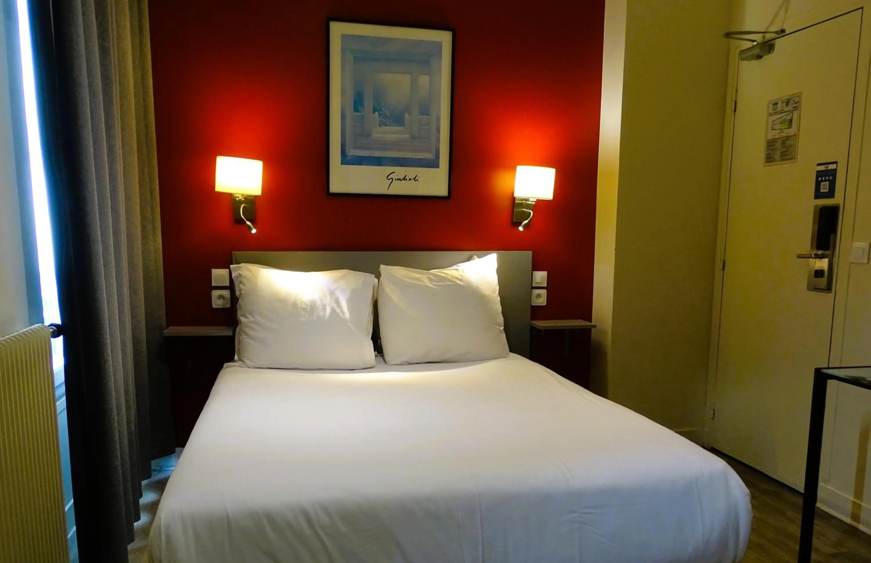 Bed in Hipotel Belgrand Edith Piaf