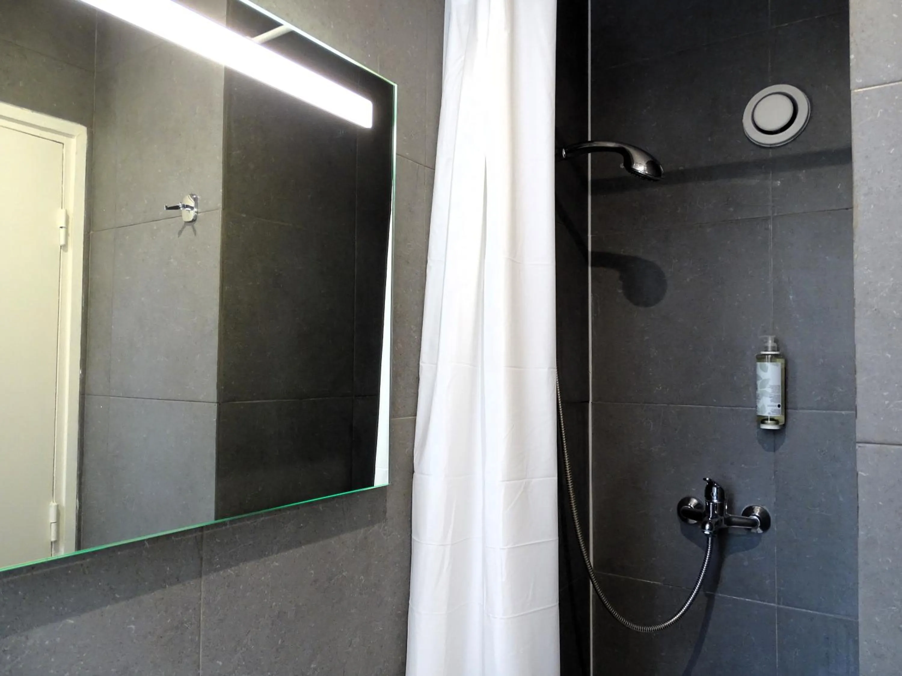 Shower in Hipotel Belgrand Edith Piaf