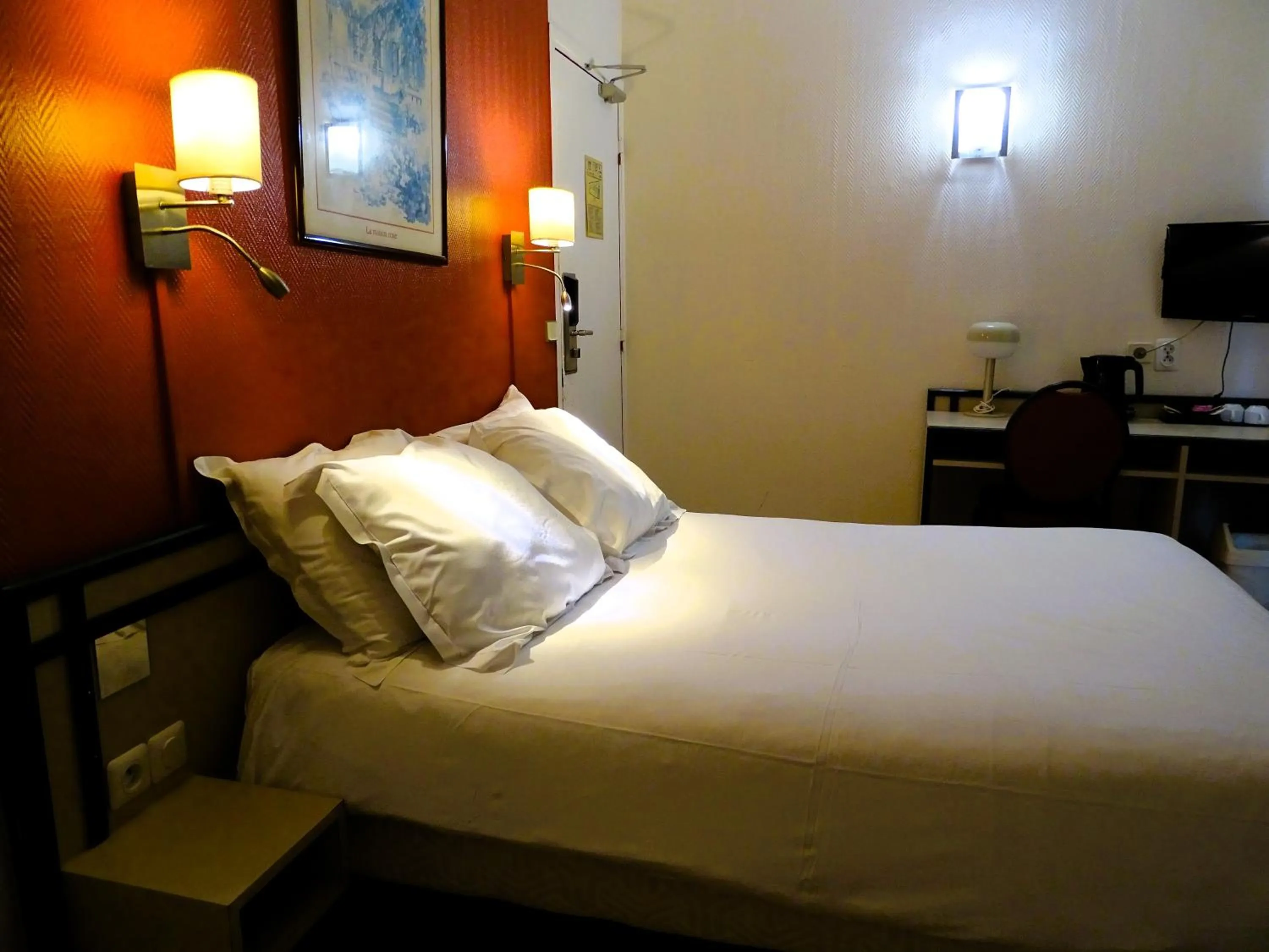 Bed in Hipotel Belgrand Edith Piaf