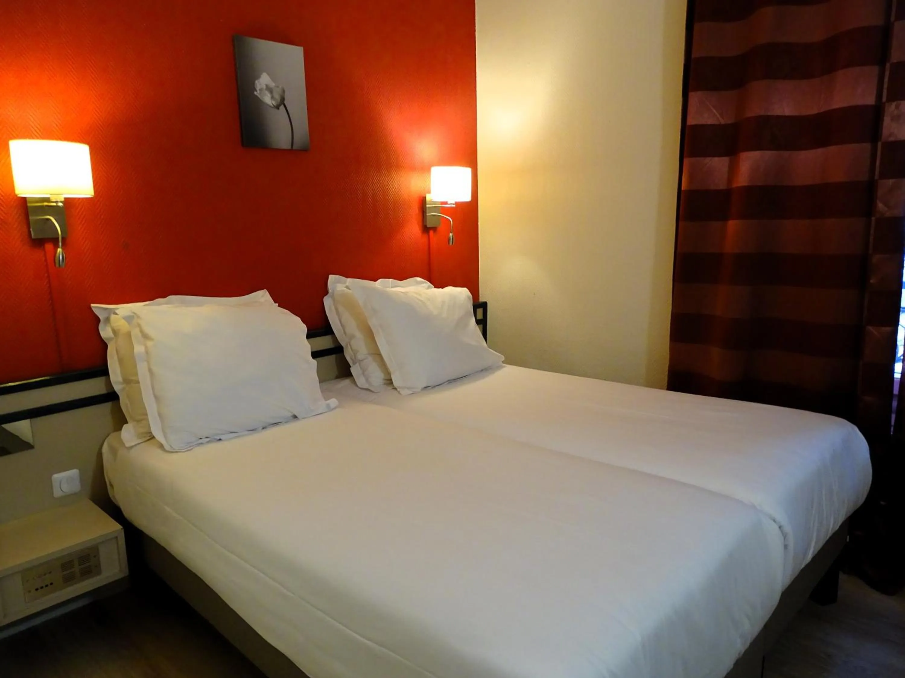 Photo of the whole room, Bed in Hipotel Belgrand Edith Piaf