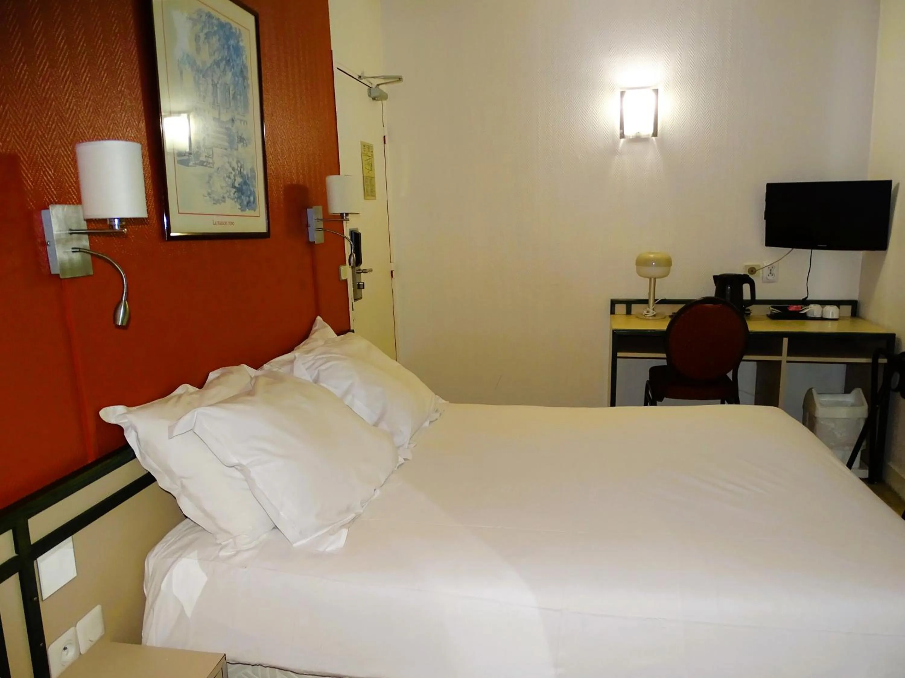 Bed in Hipotel Belgrand Edith Piaf