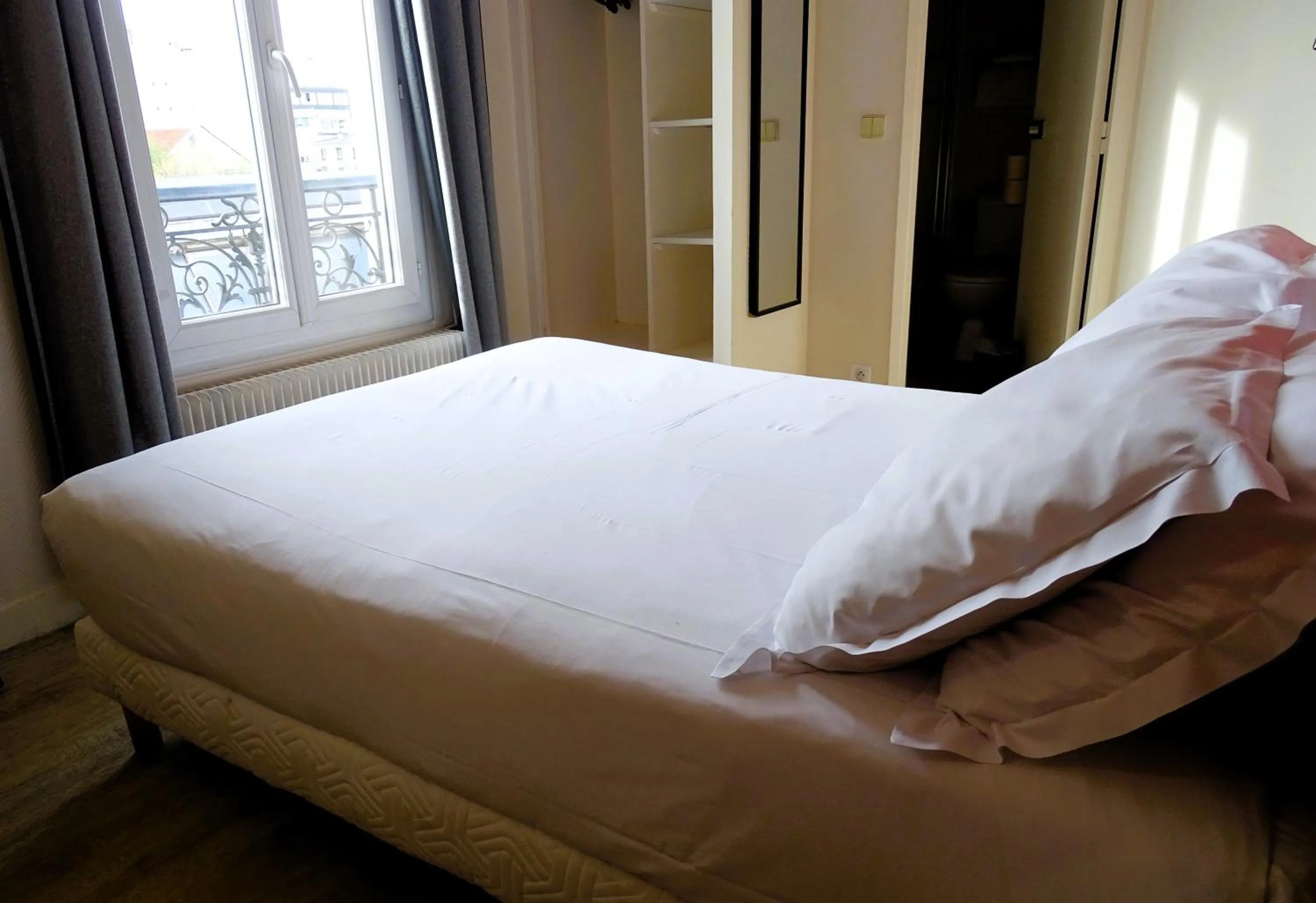Bed in Hipotel Belgrand Edith Piaf