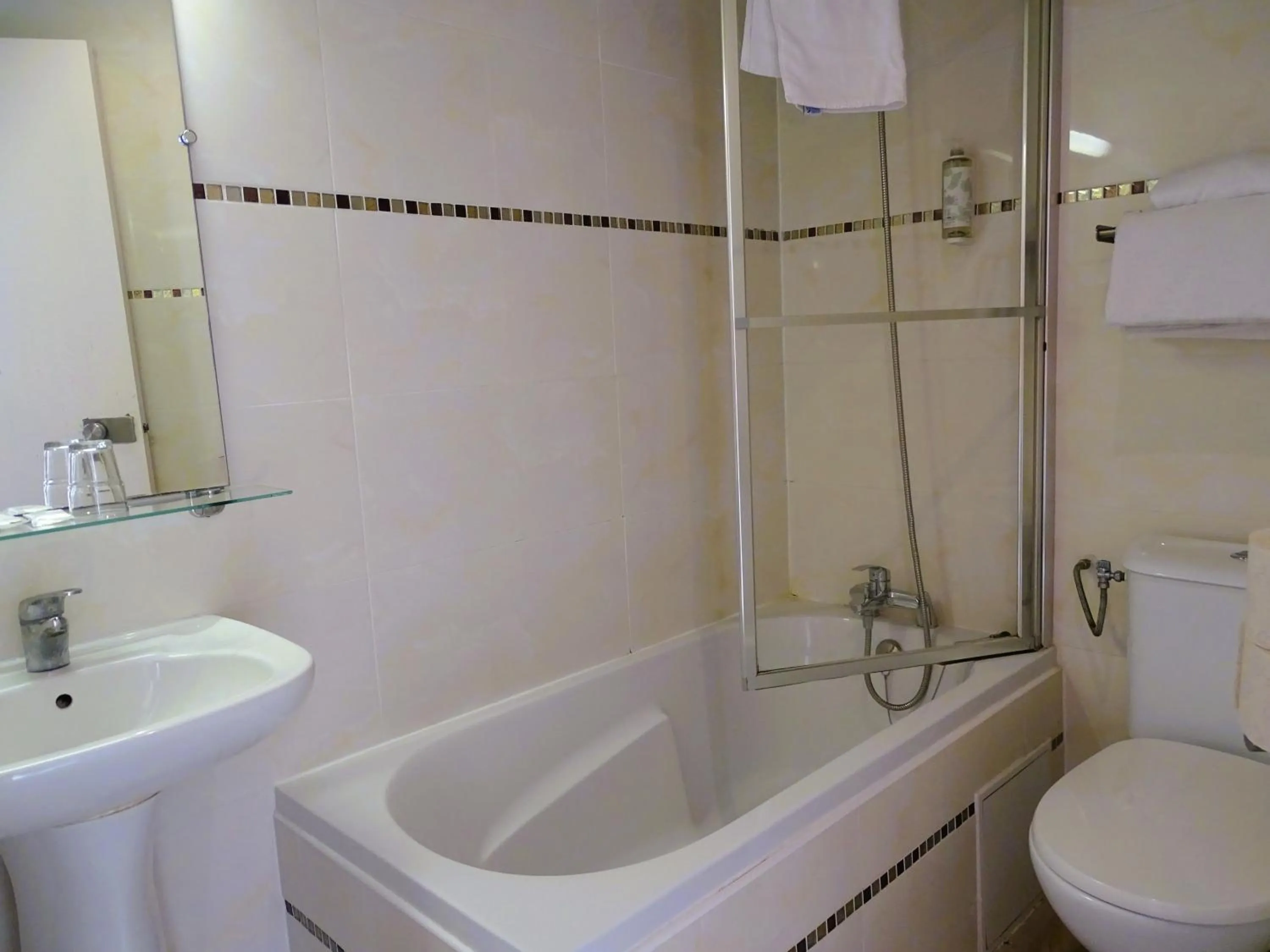 Shower in Hipotel Belgrand Edith Piaf