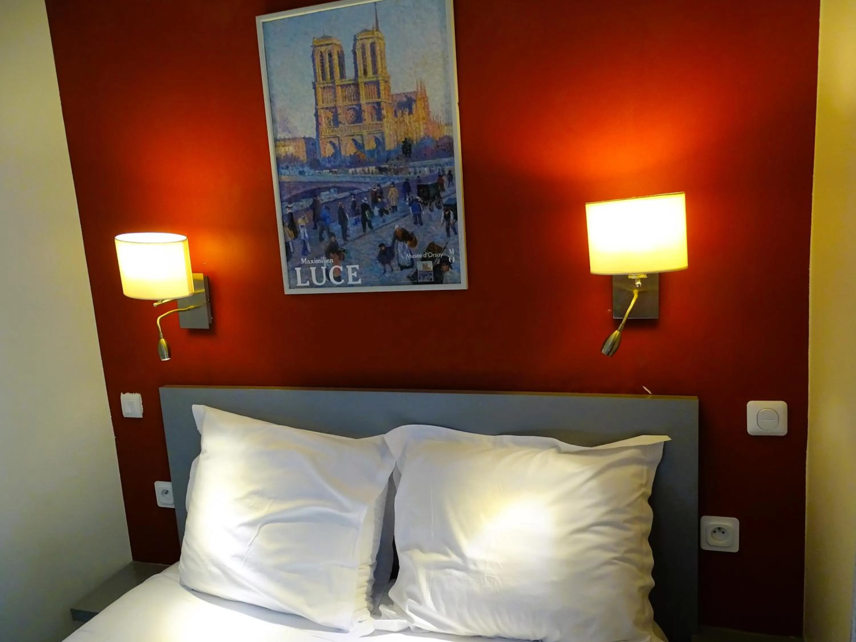 Bed in Hipotel Belgrand Edith Piaf