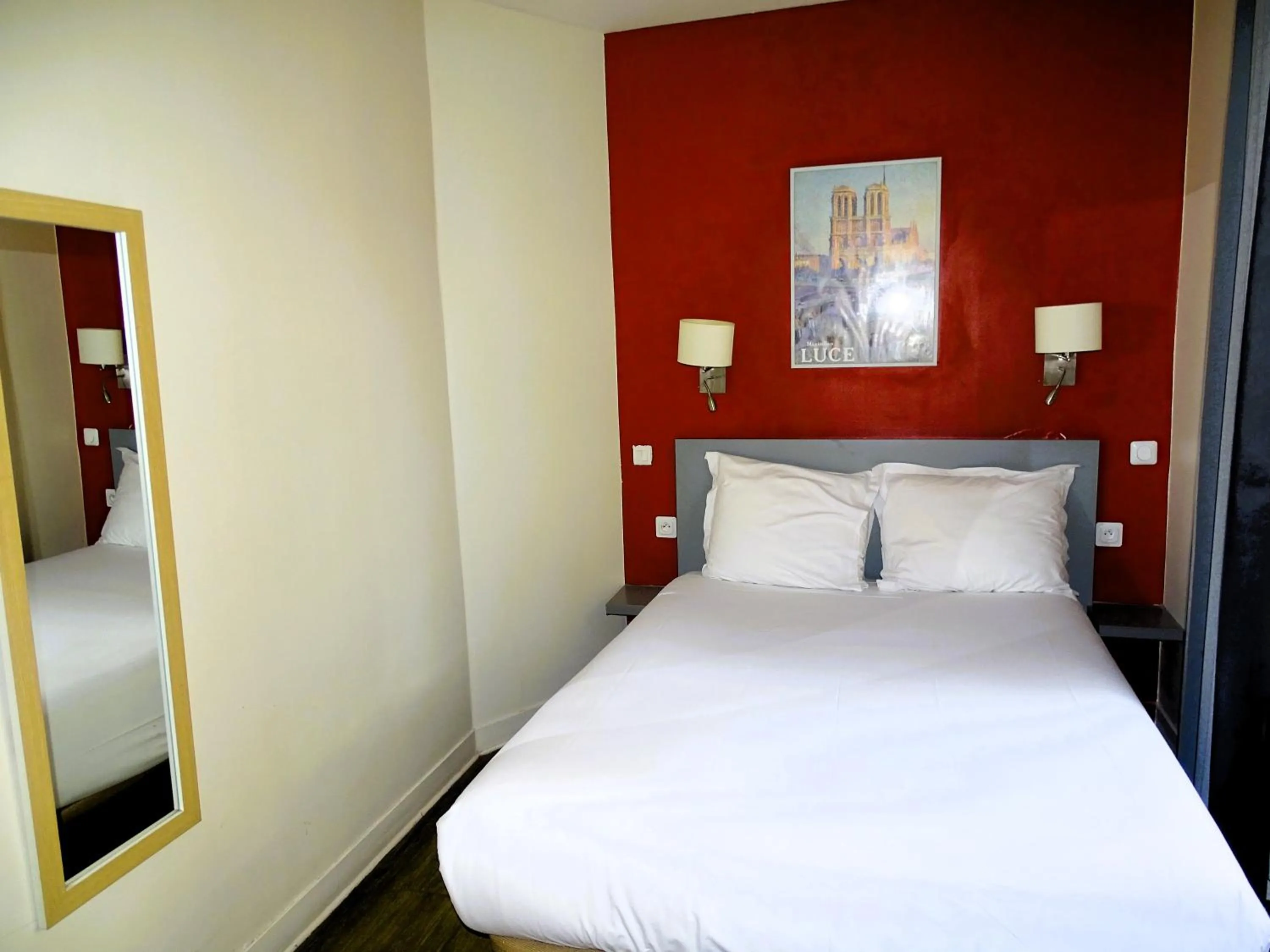 Photo of the whole room, Bed in Hipotel Belgrand Edith Piaf