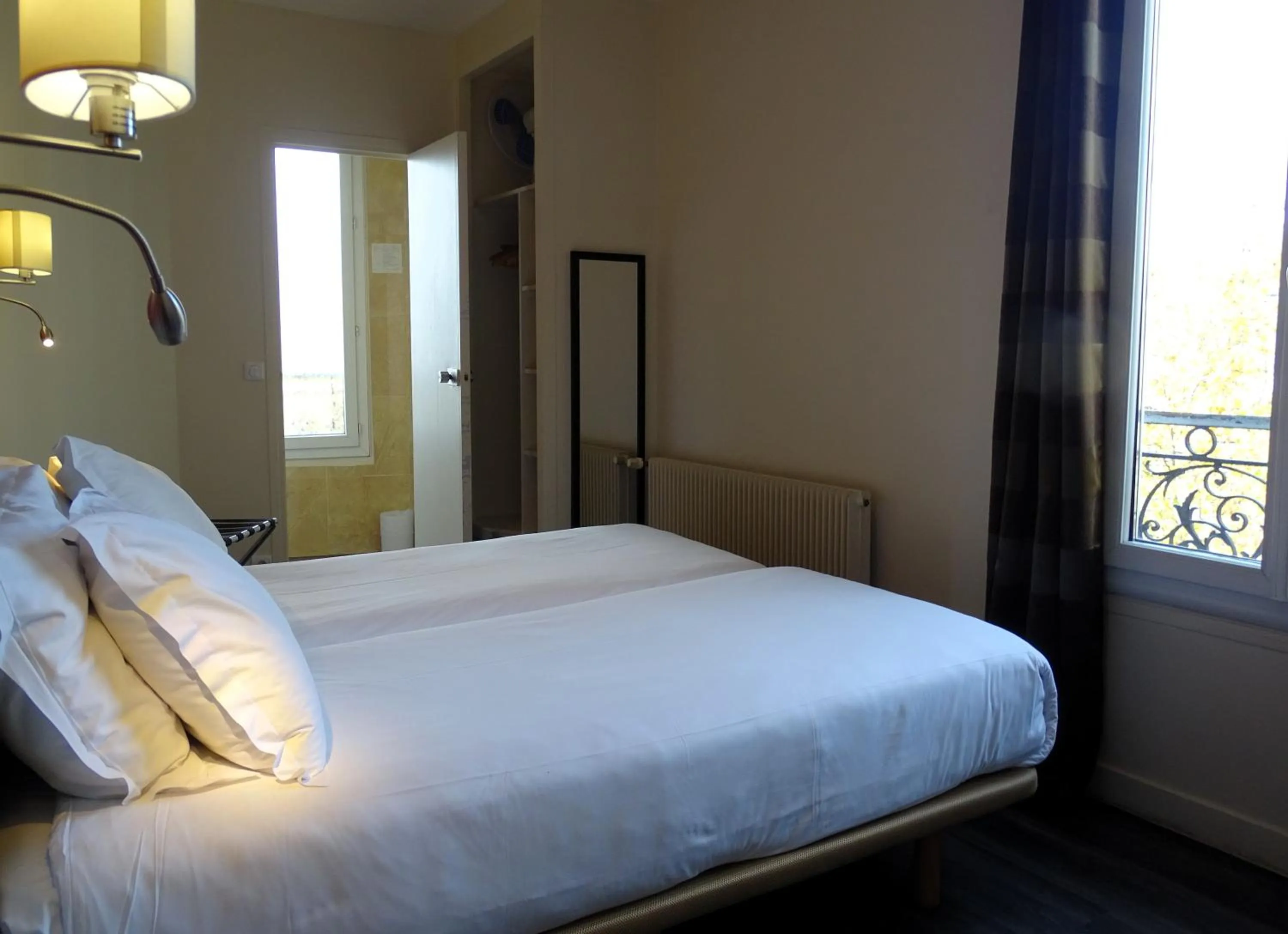 Bed in Hipotel Belgrand Edith Piaf