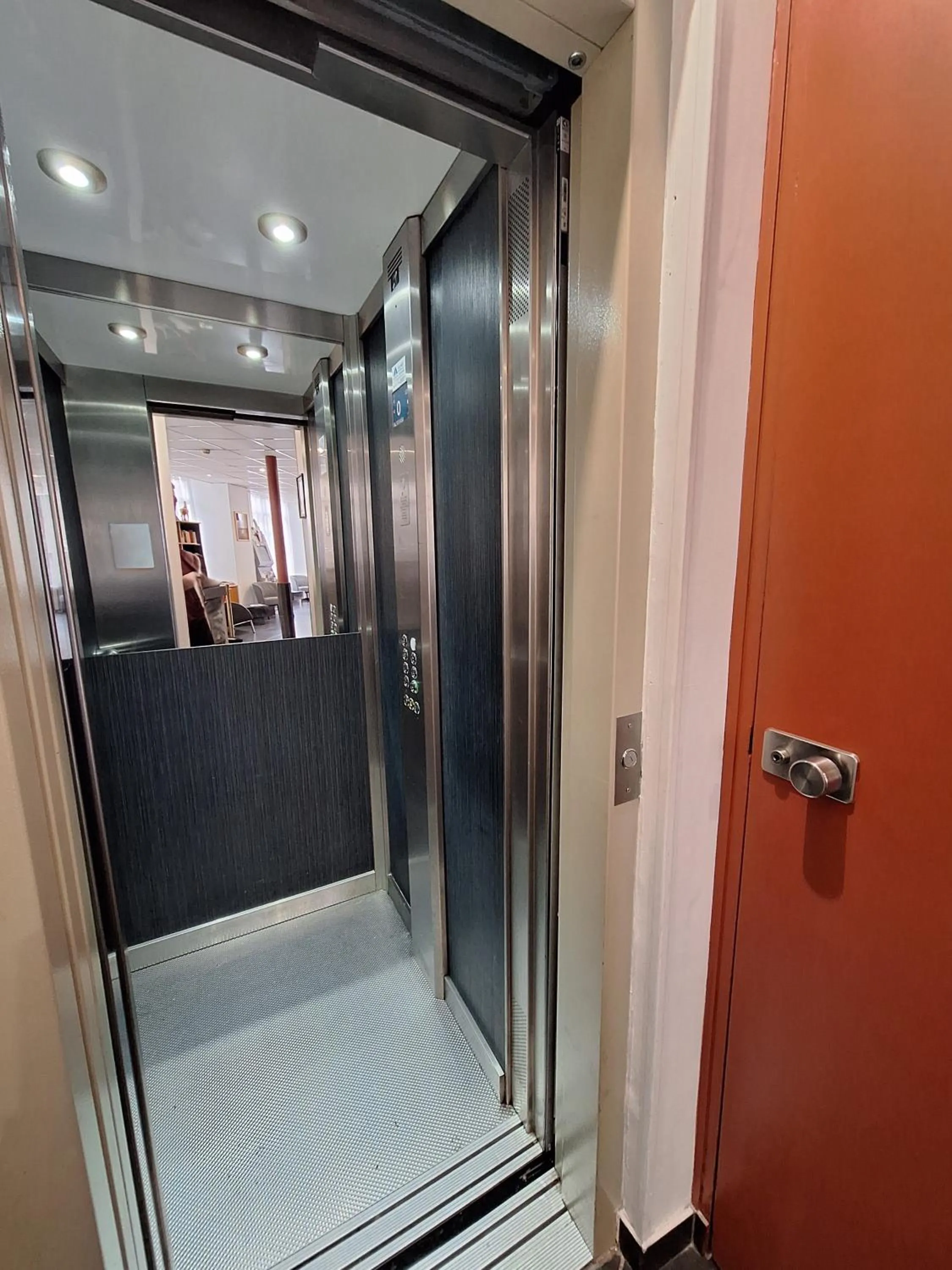 elevator in Hipotel Belgrand Edith Piaf