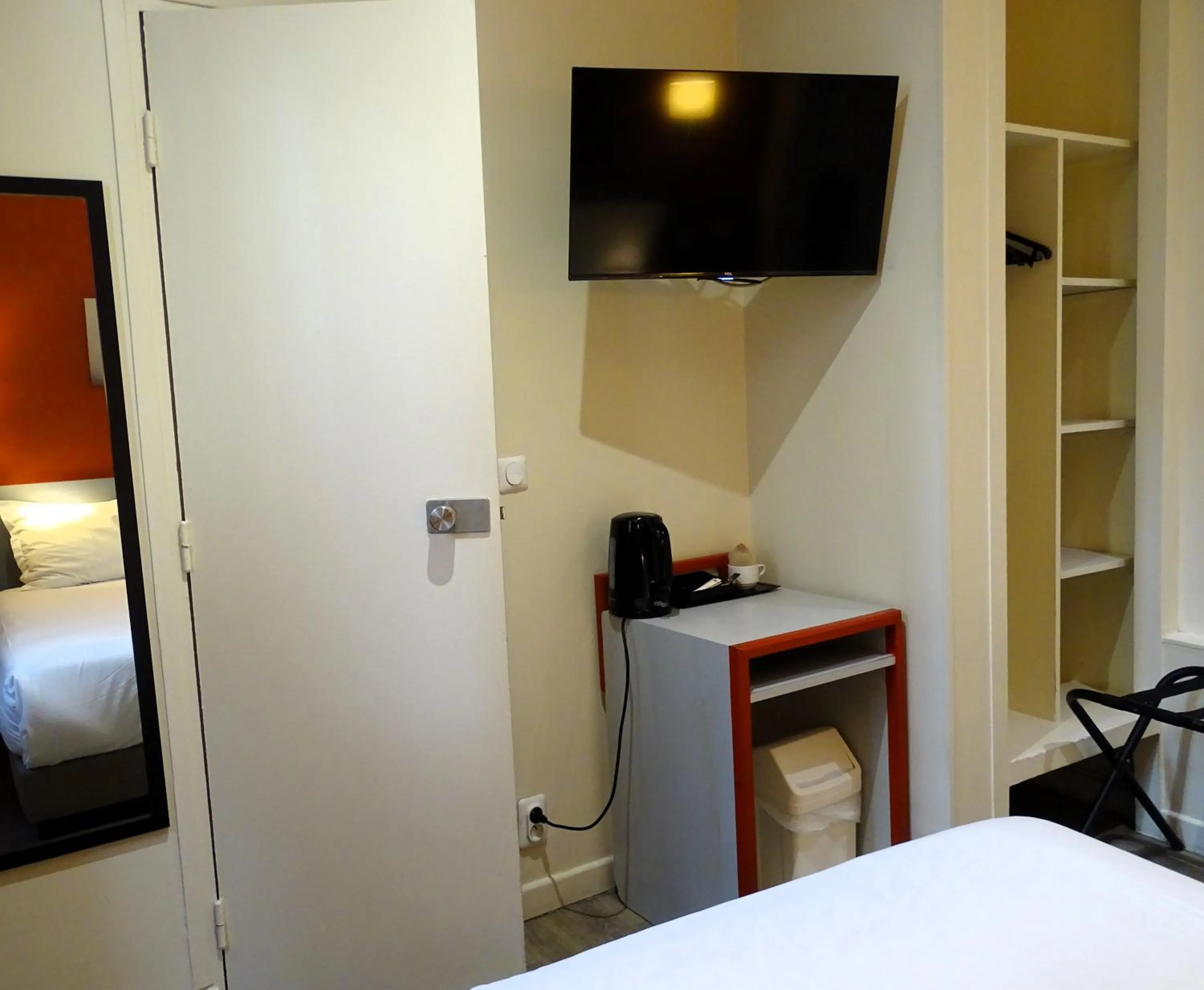 TV and multimedia, Bed in Hipotel Belgrand Edith Piaf