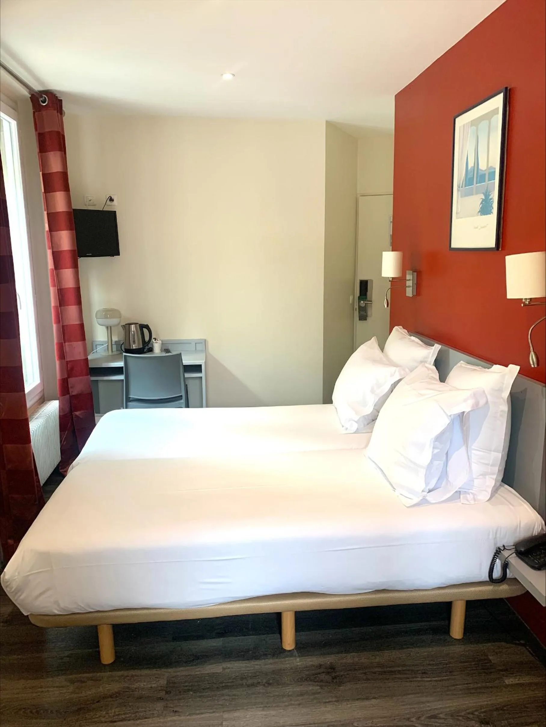 Bedroom, Bed in Hipotel Belgrand Edith Piaf