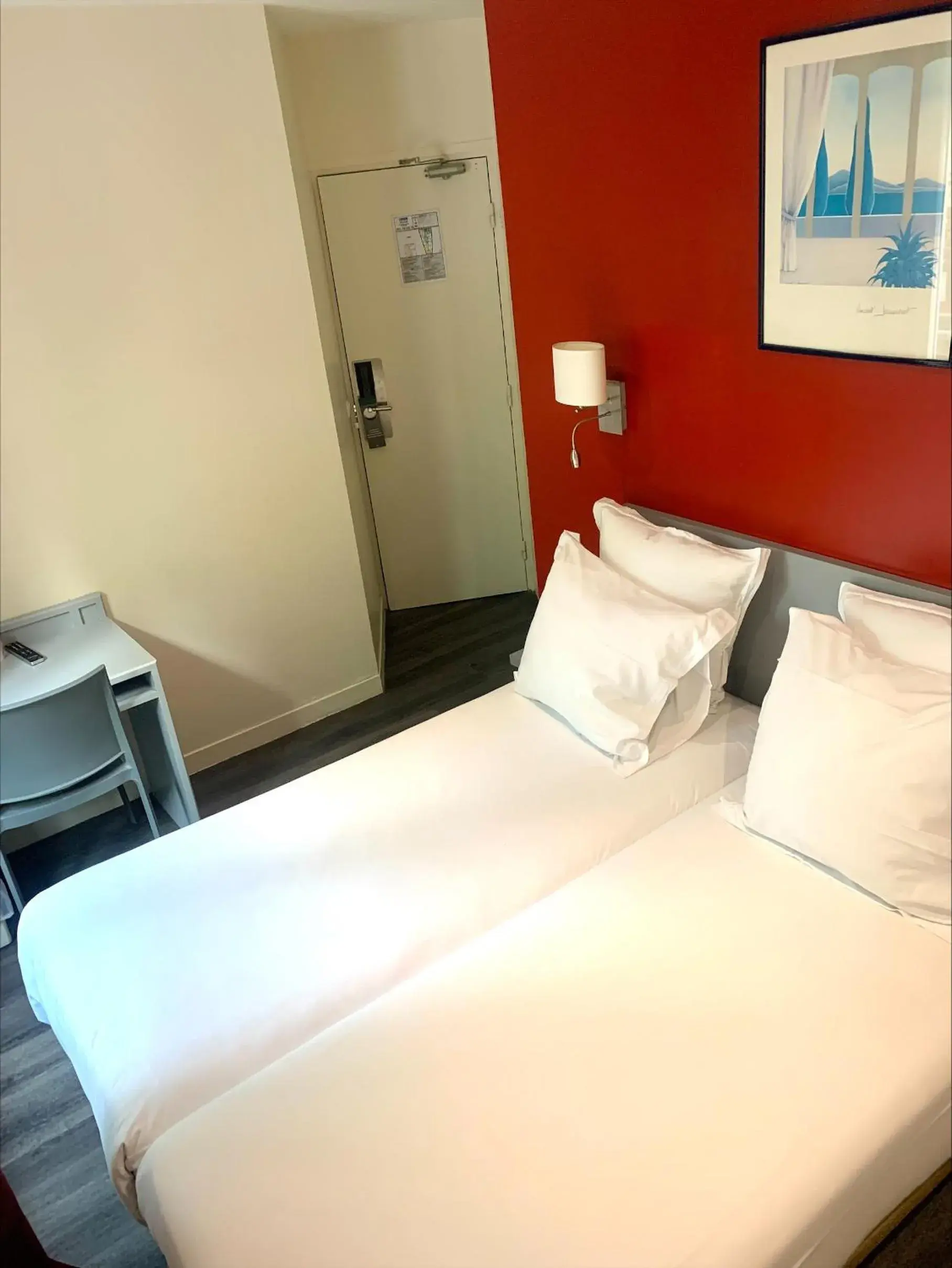 Twin Room in Hipotel Belgrand Edith Piaf Twin Room in Hipotel Belgrand Edith Piaf