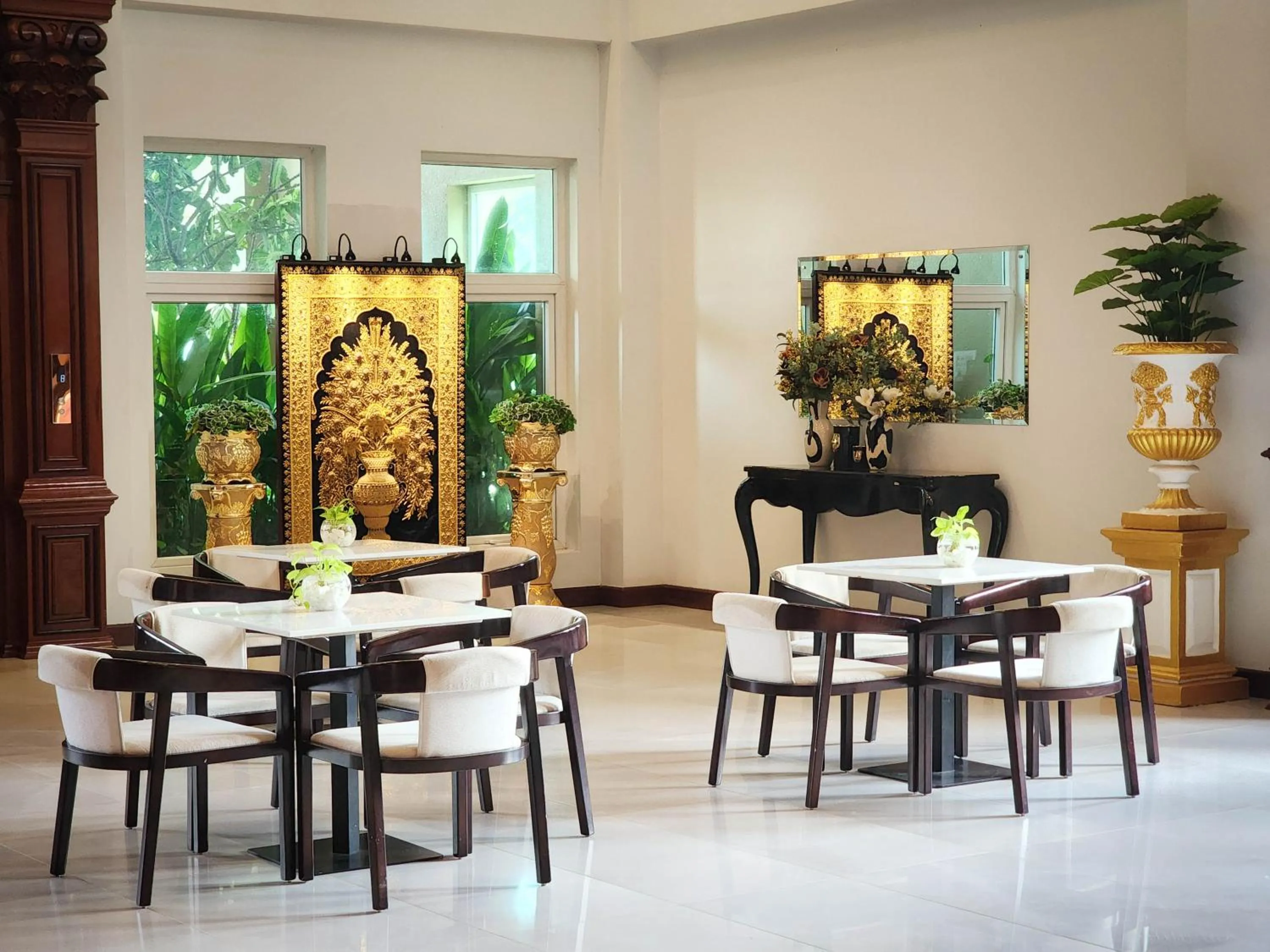 Seating area in Lbn Asian Hotel