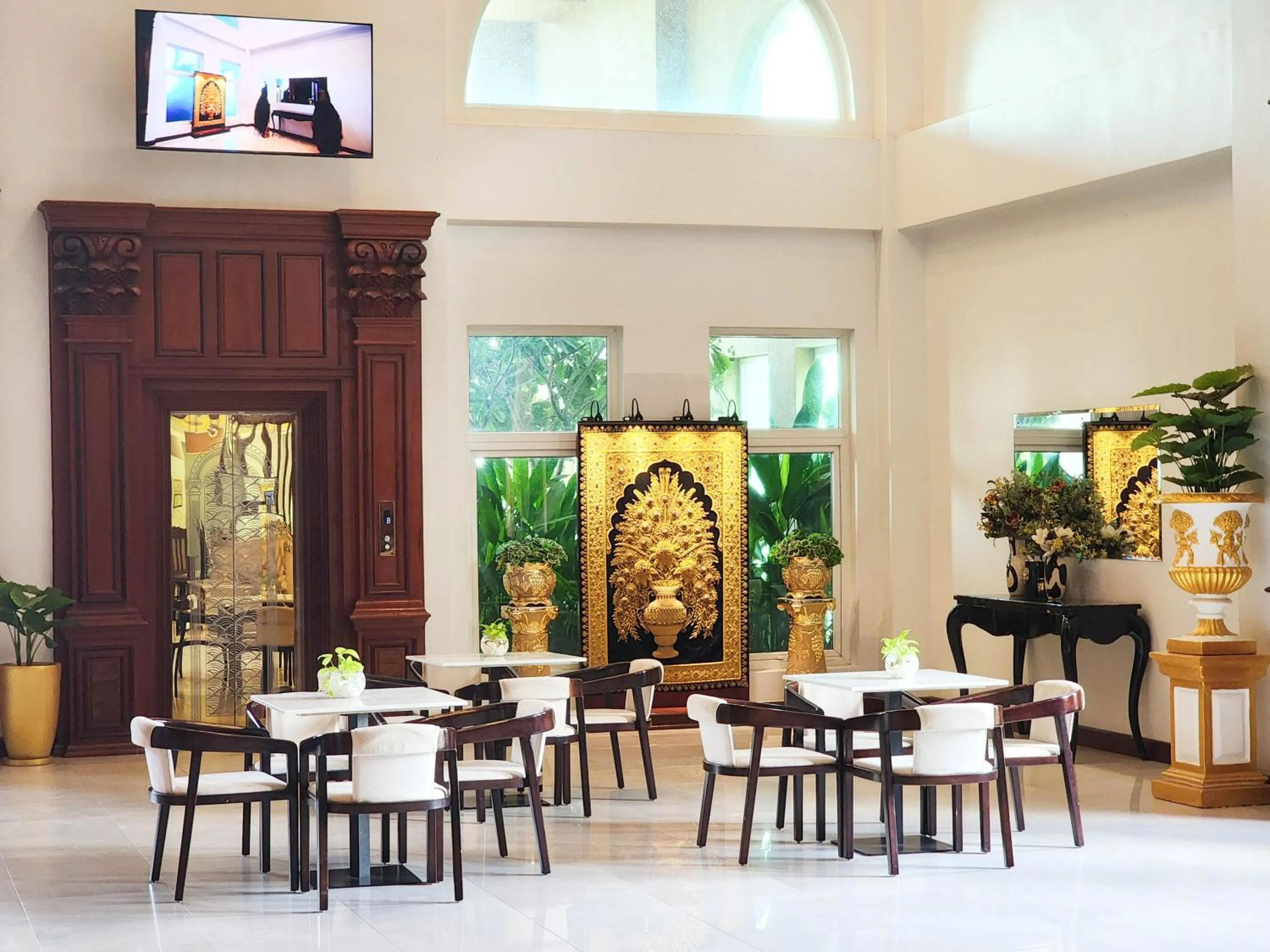 Seating area in Lbn Asian Hotel