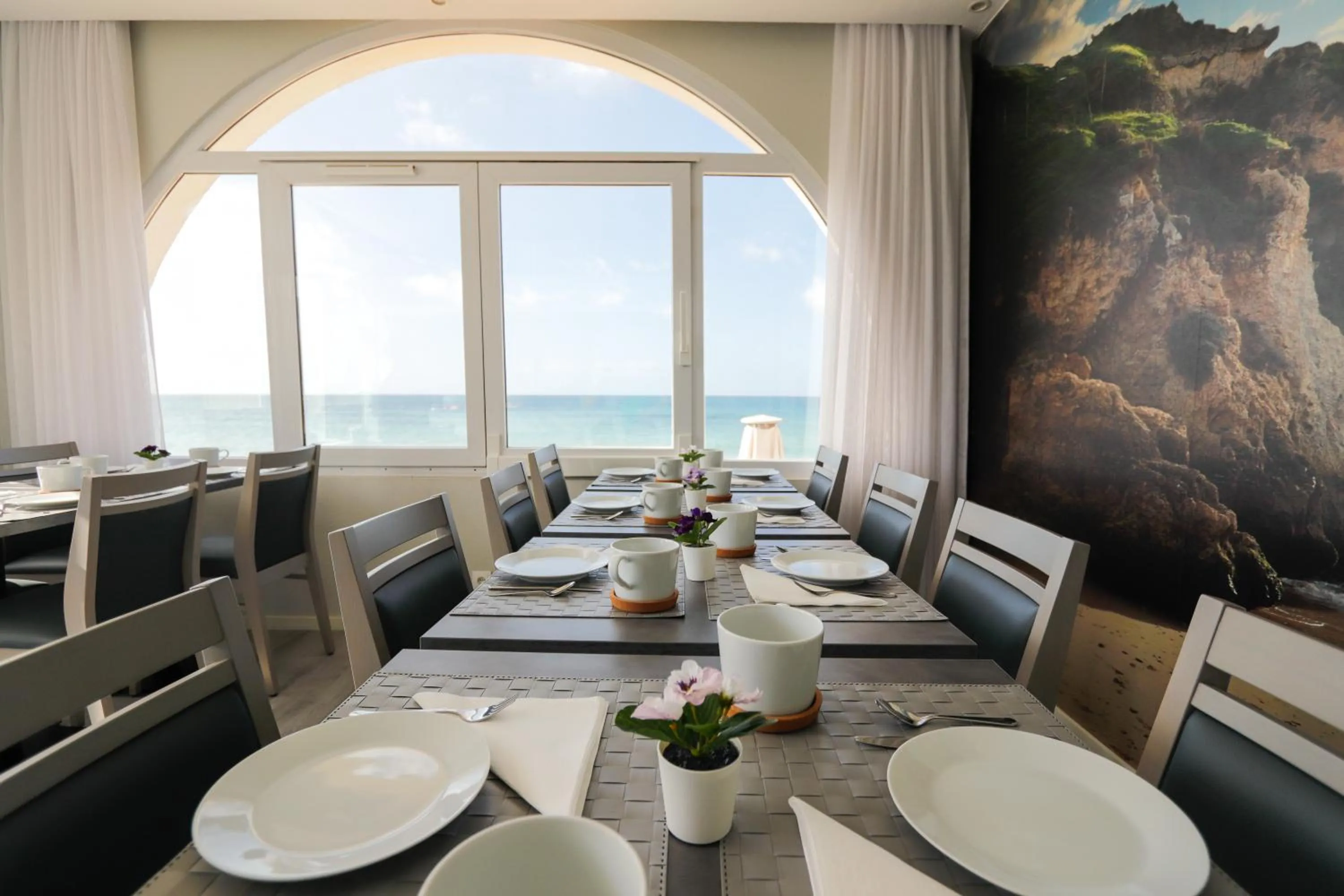 Dining area in Golden Beach Guest House & Rooftop Bar