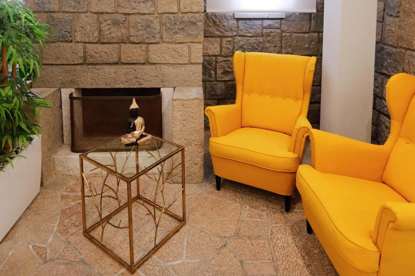 Communal lounge/ TV room in Golden Beach Guest House & Rooftop Bar