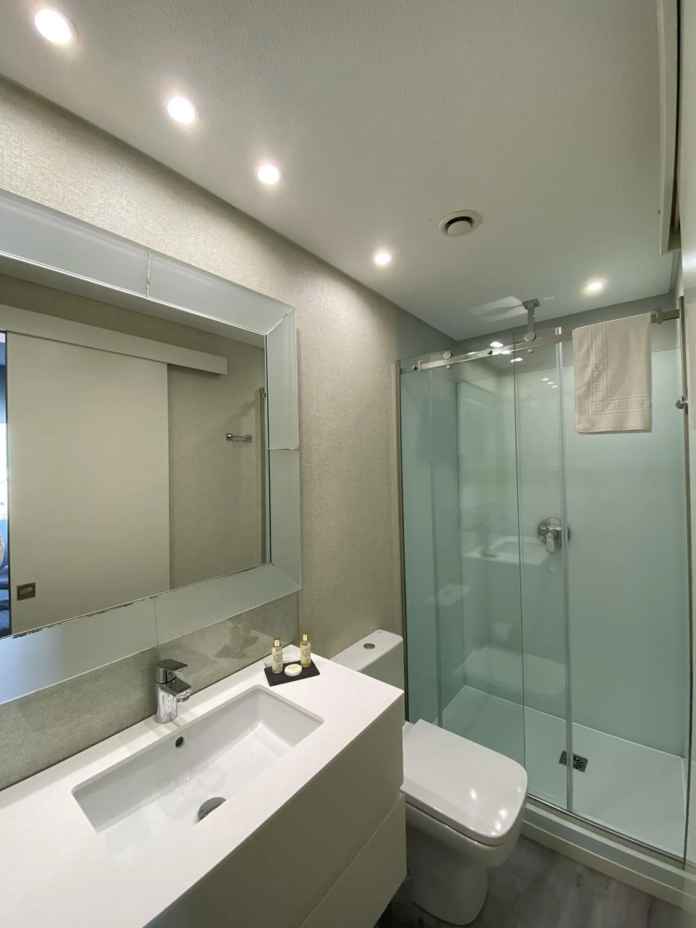 Bathroom in Golden Beach Guest House & Rooftop Bar