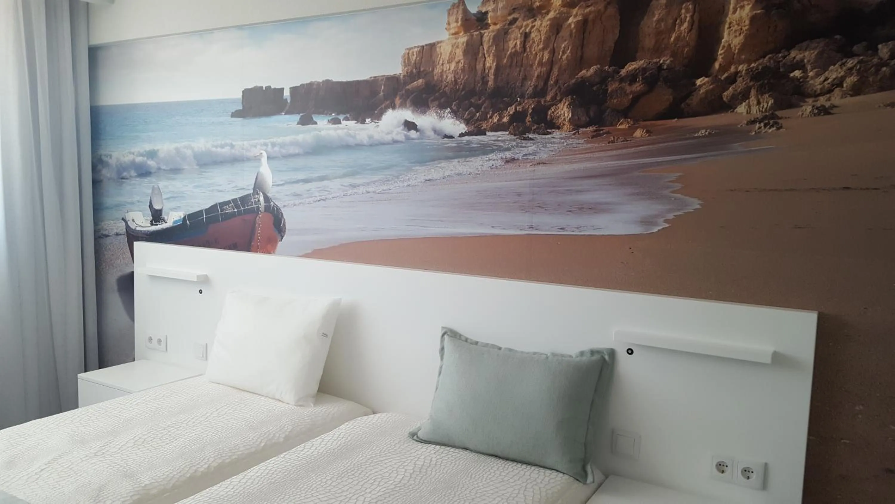 Bedroom, Bed in Golden Beach Guest House & Rooftop Bar