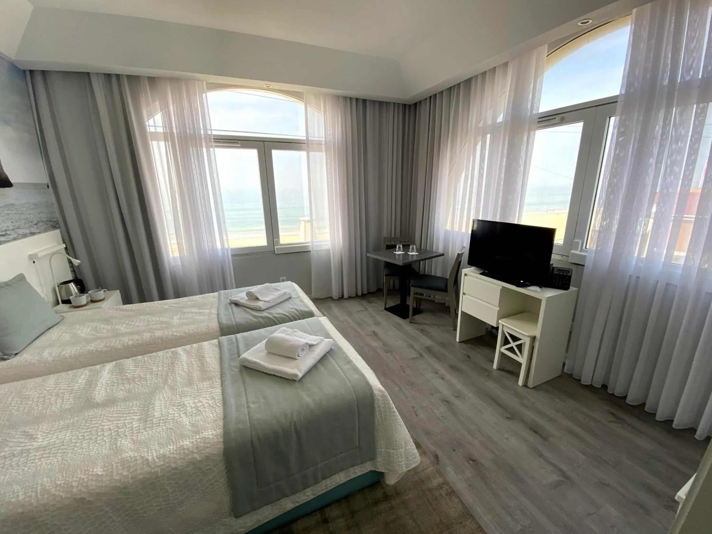 Premium Twin Room with Sea View in Golden Beach Guest House & Rooftop Bar Premium Twin Room with Sea View in Golden Beach Guest House & Rooftop Bar