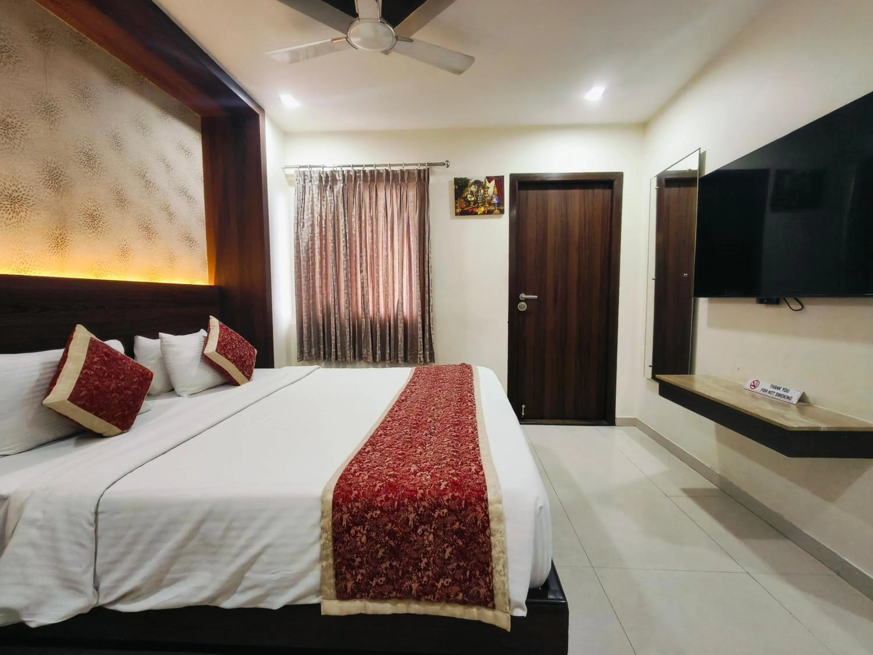 Mountain view, Bed in Holiday Residency Coimbatore