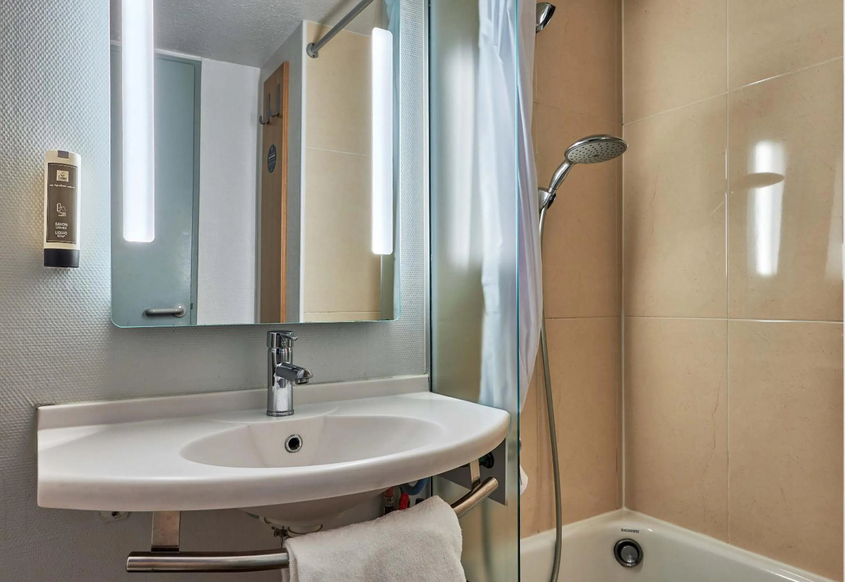 Bathroom in B&B HOTEL CAEN Sud