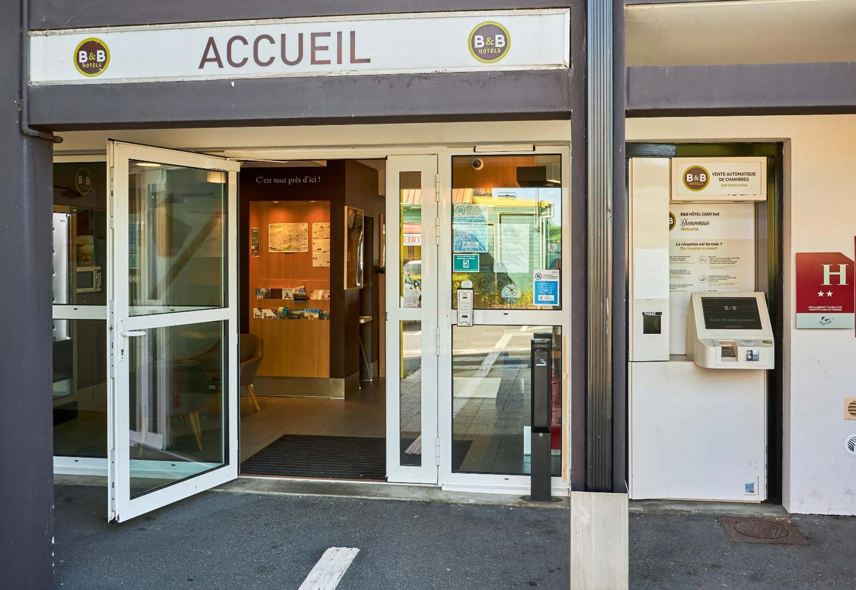 Facade/entrance in B&B HOTEL CAEN Sud