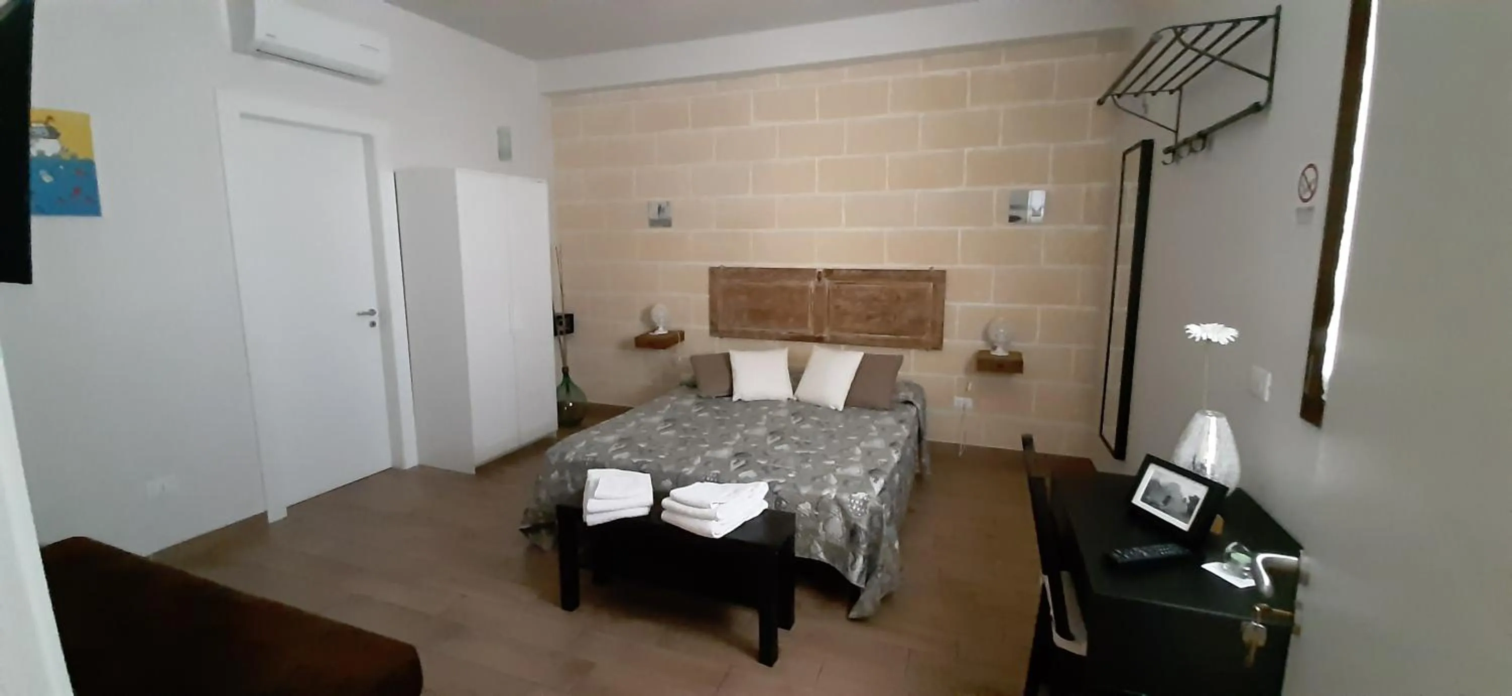 Spring, Bed in La Creta b&b