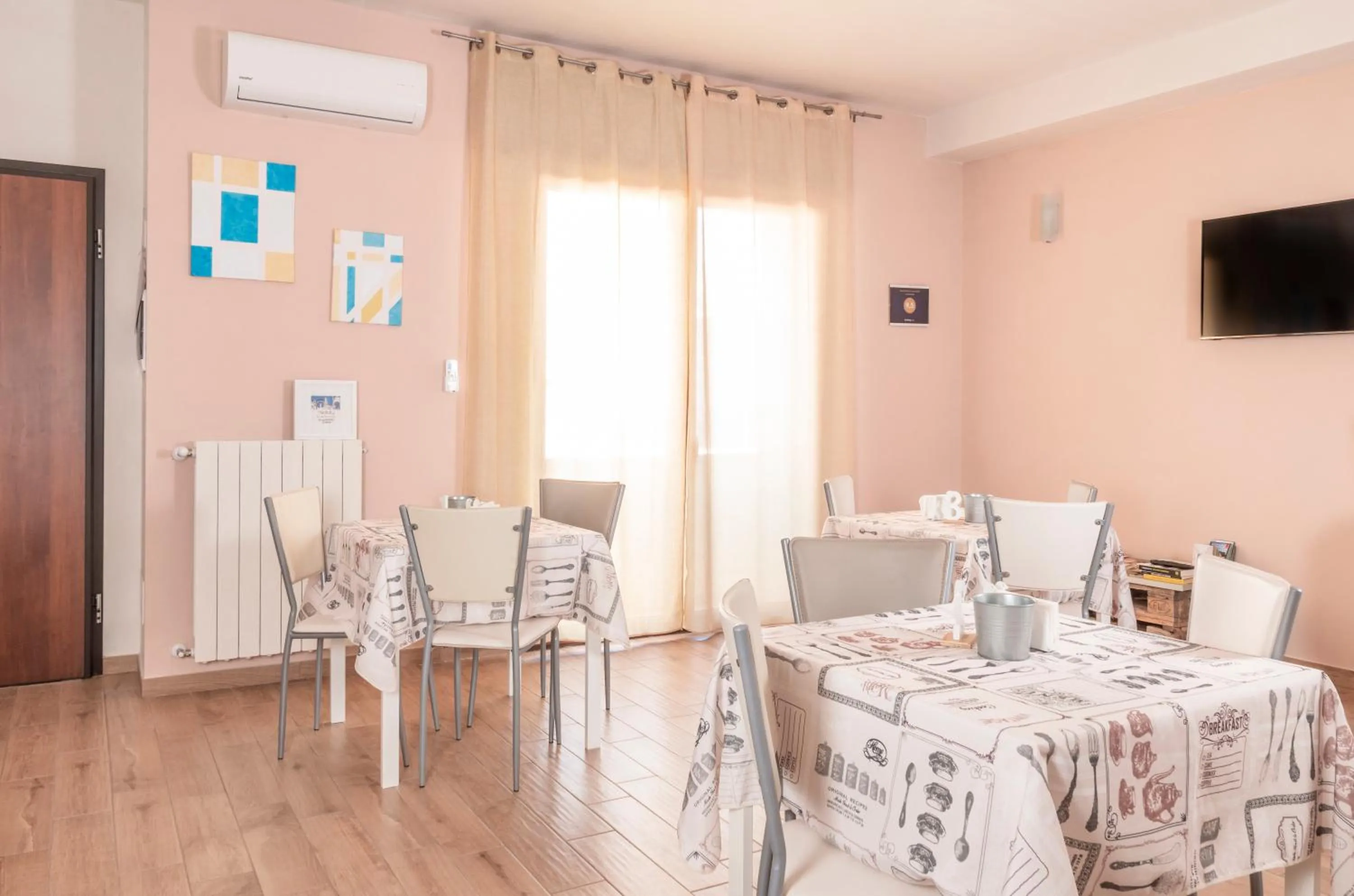 Communal lounge/ TV room in La Creta b&b