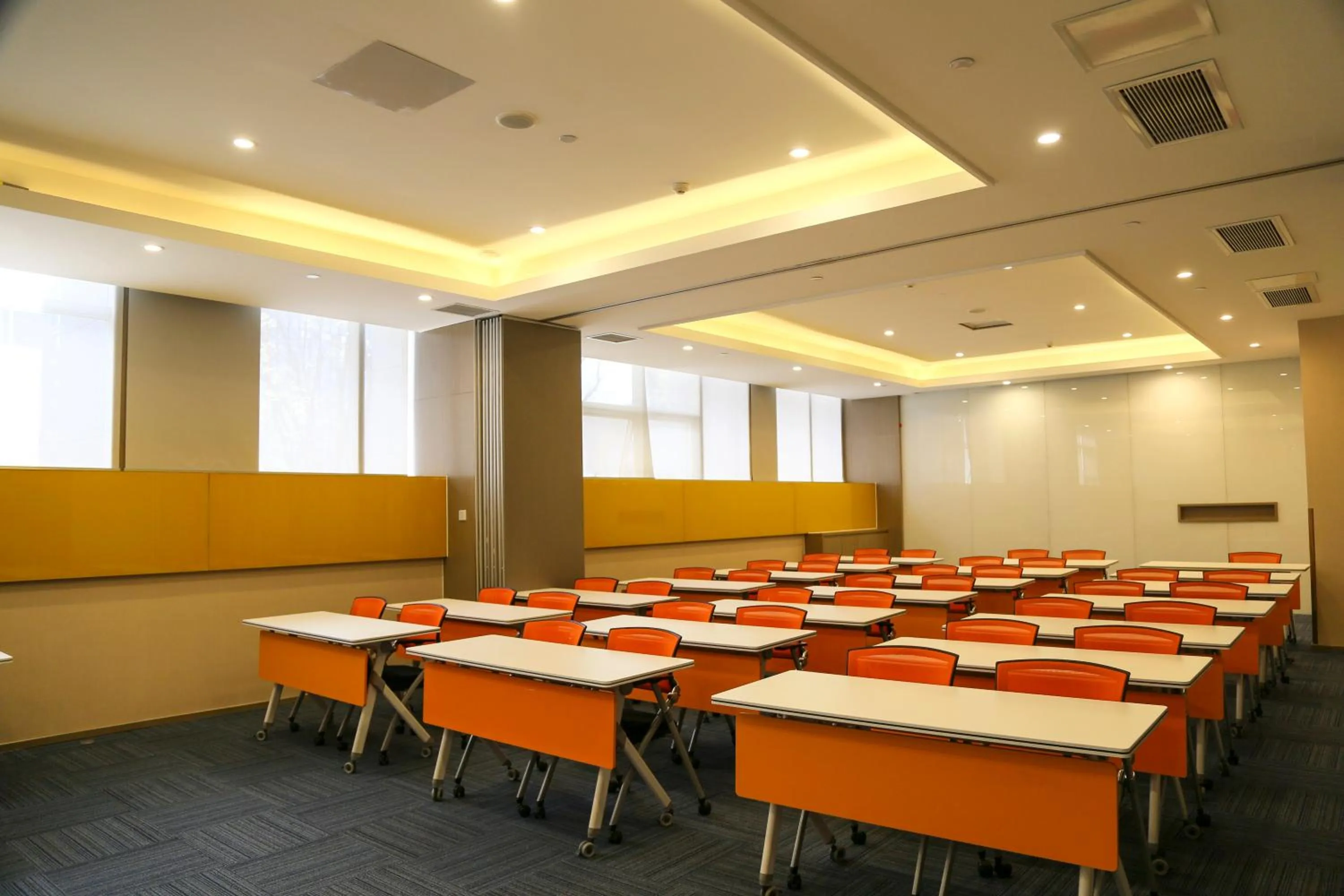 Meeting/conference room in Holiday Inn Express Chengdu Jinniu by IHG