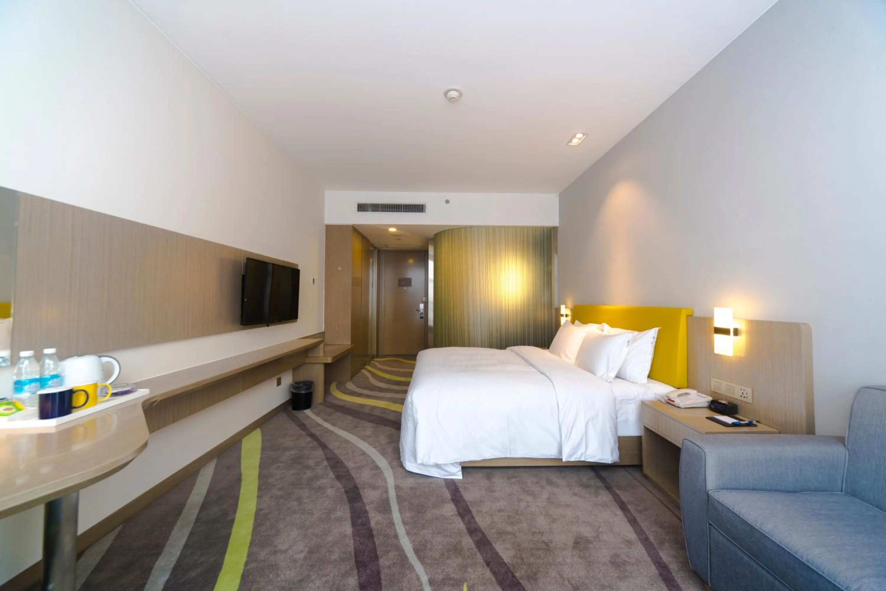 Photo of the whole room, Bed in Holiday Inn Express Chengdu Jinniu by IHG