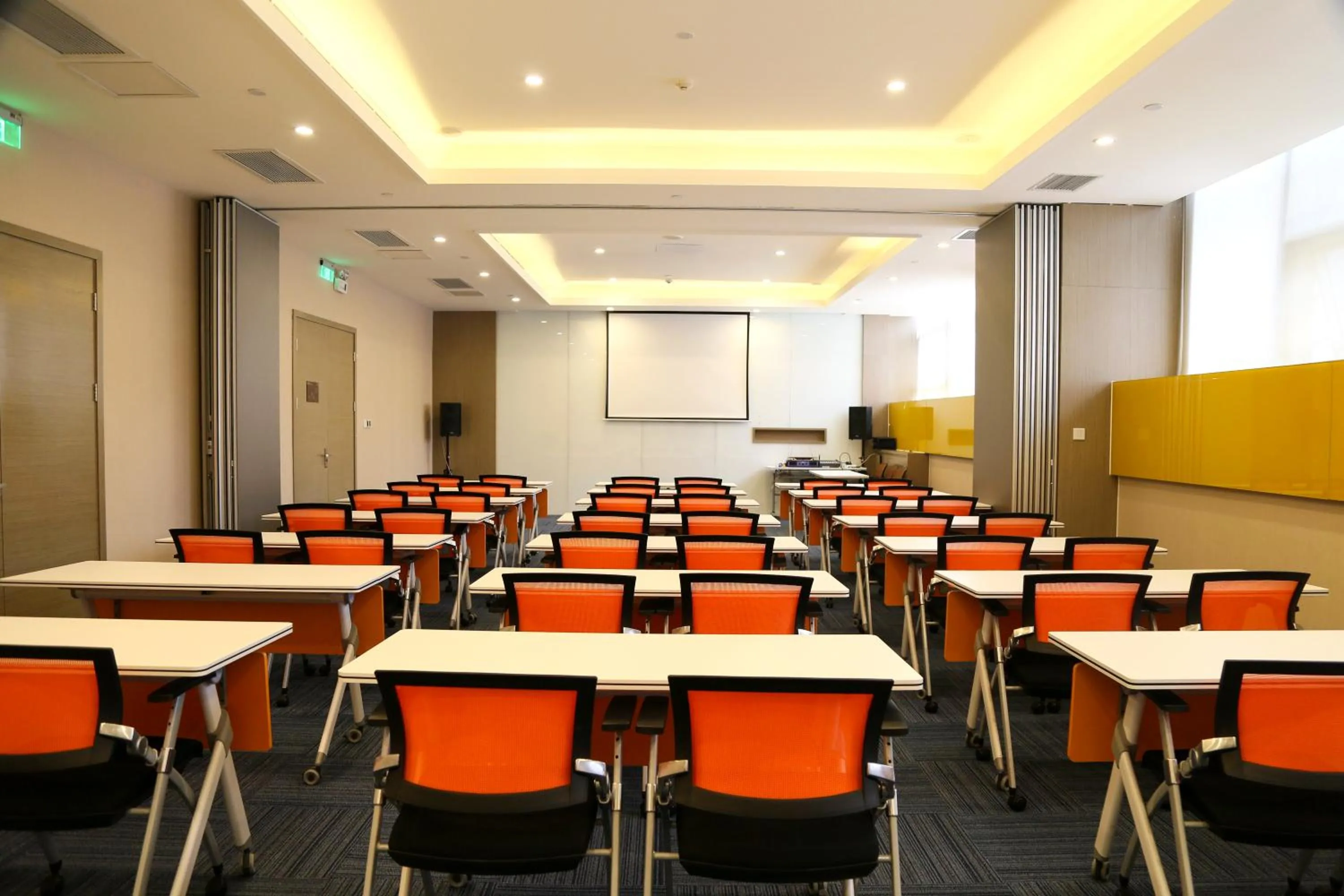 Meeting/conference room in Holiday Inn Express Chengdu Jinniu by IHG