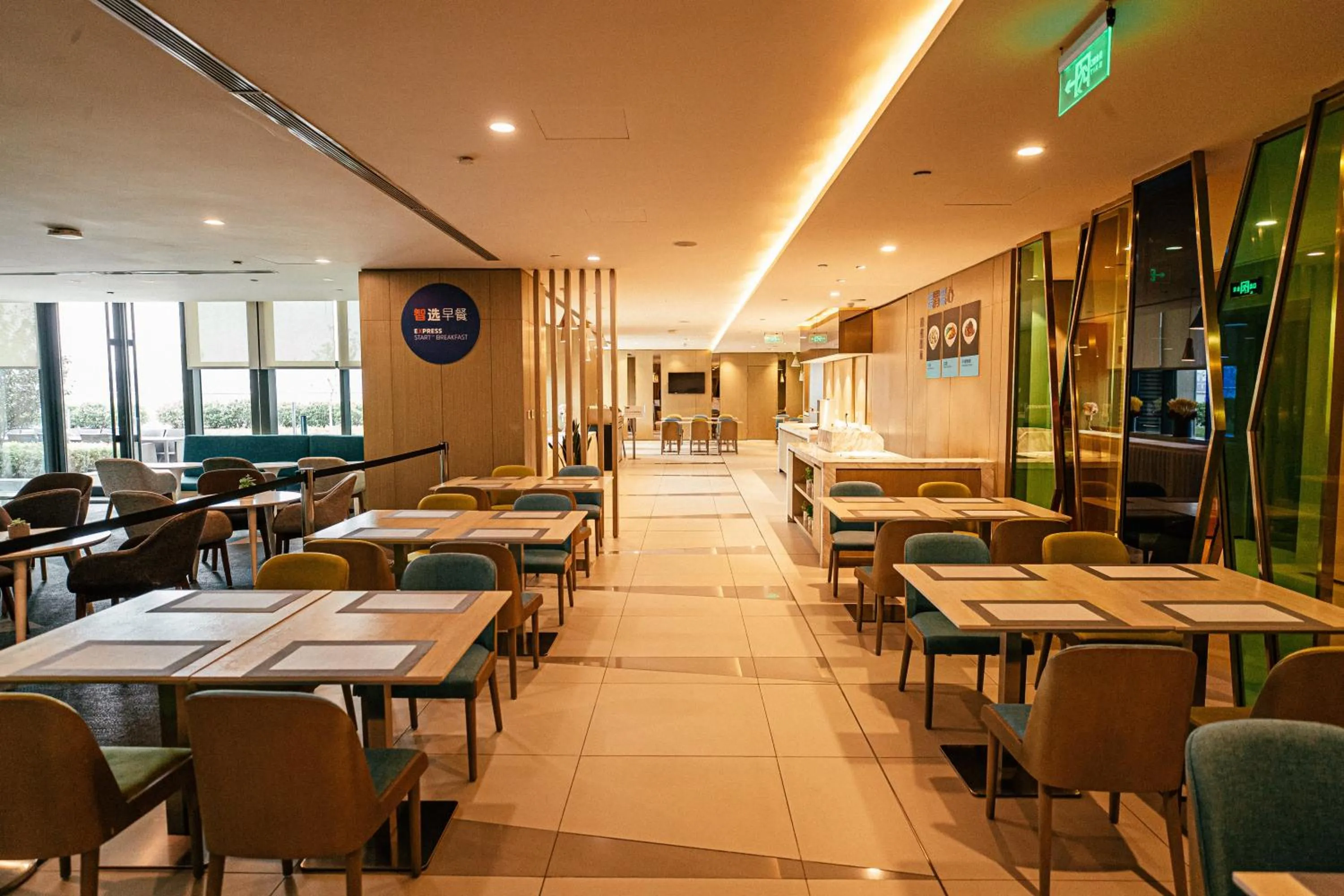 Restaurant/places to eat in Holiday Inn Express Yingkou Onelong Plaza by IHG