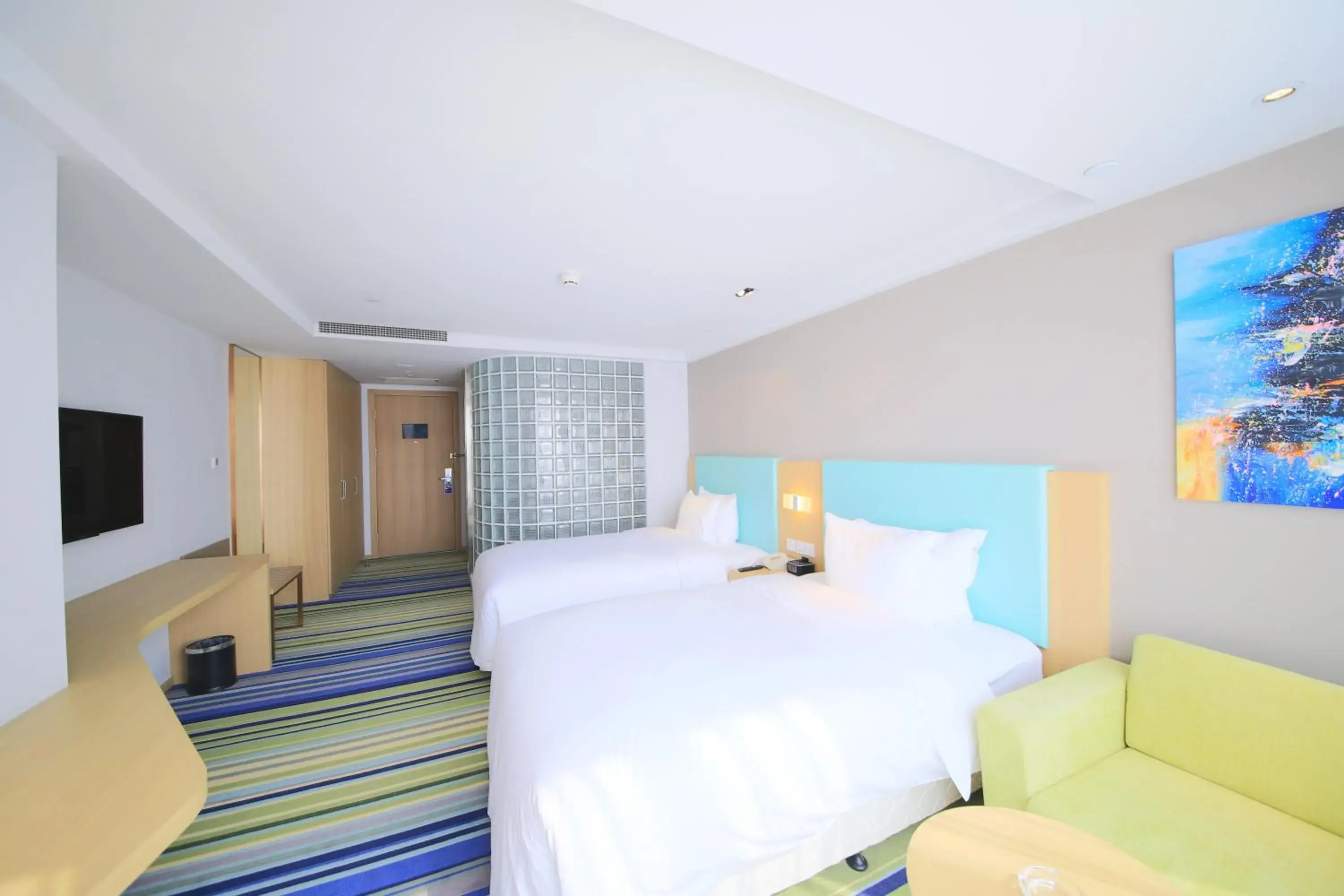 Double Room with Mobility Accessible Roll In Shower in Holiday Inn Express Yingkou Onelong Plaza by IHG Double Room with Mobility Accessible Roll In Shower in Holiday Inn Express Yingkou Onelong Plaza by IHG