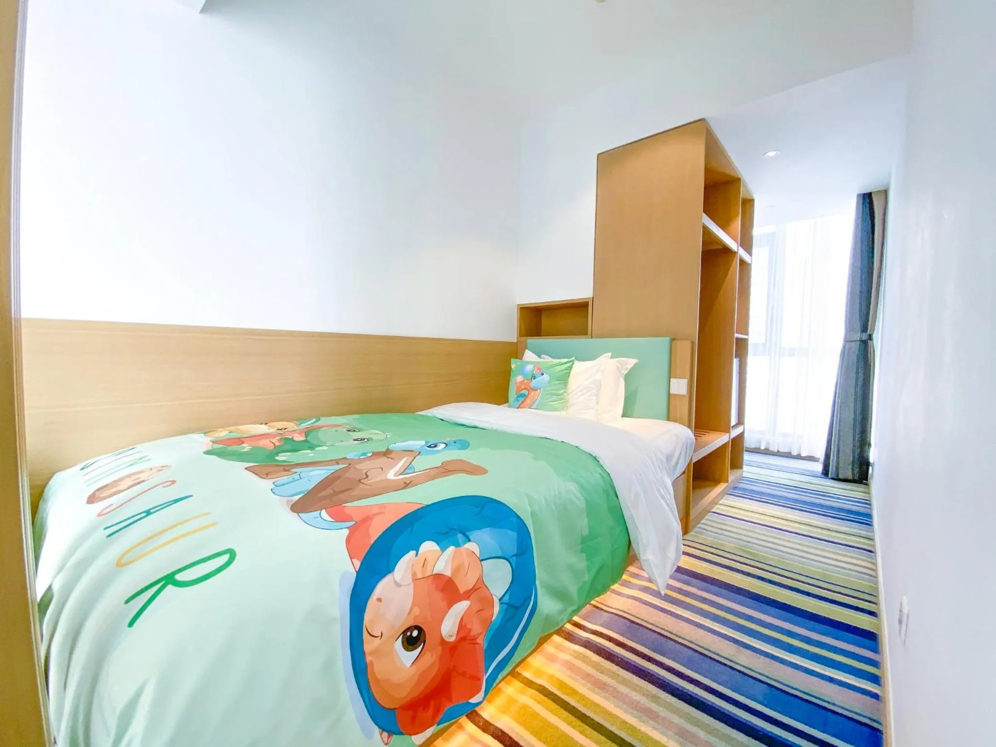 Photo of the whole room, Bed in Holiday Inn Express Yingkou Onelong Plaza by IHG