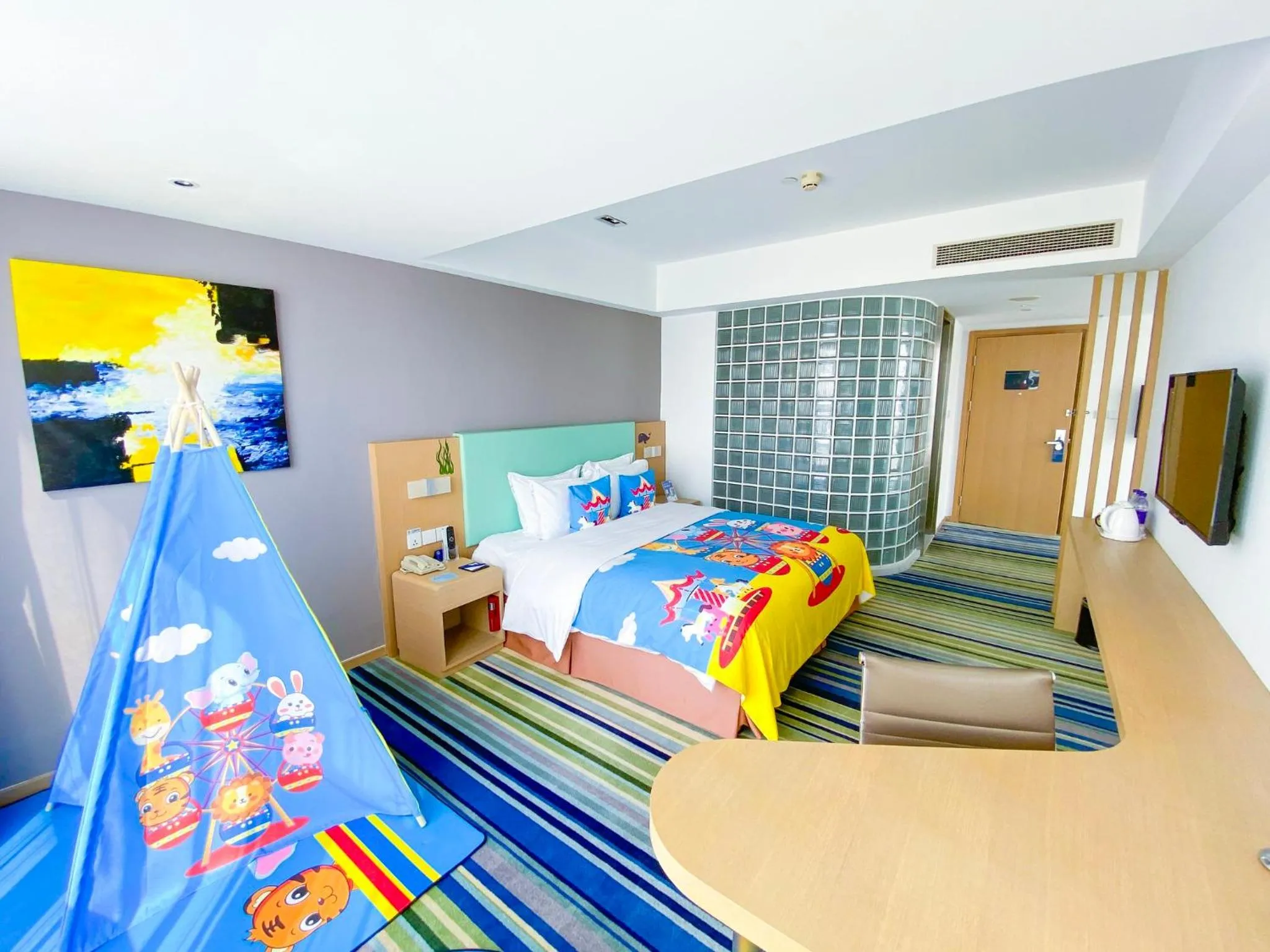 Photo of the whole room, Bed in Holiday Inn Express Yingkou Onelong Plaza by IHG